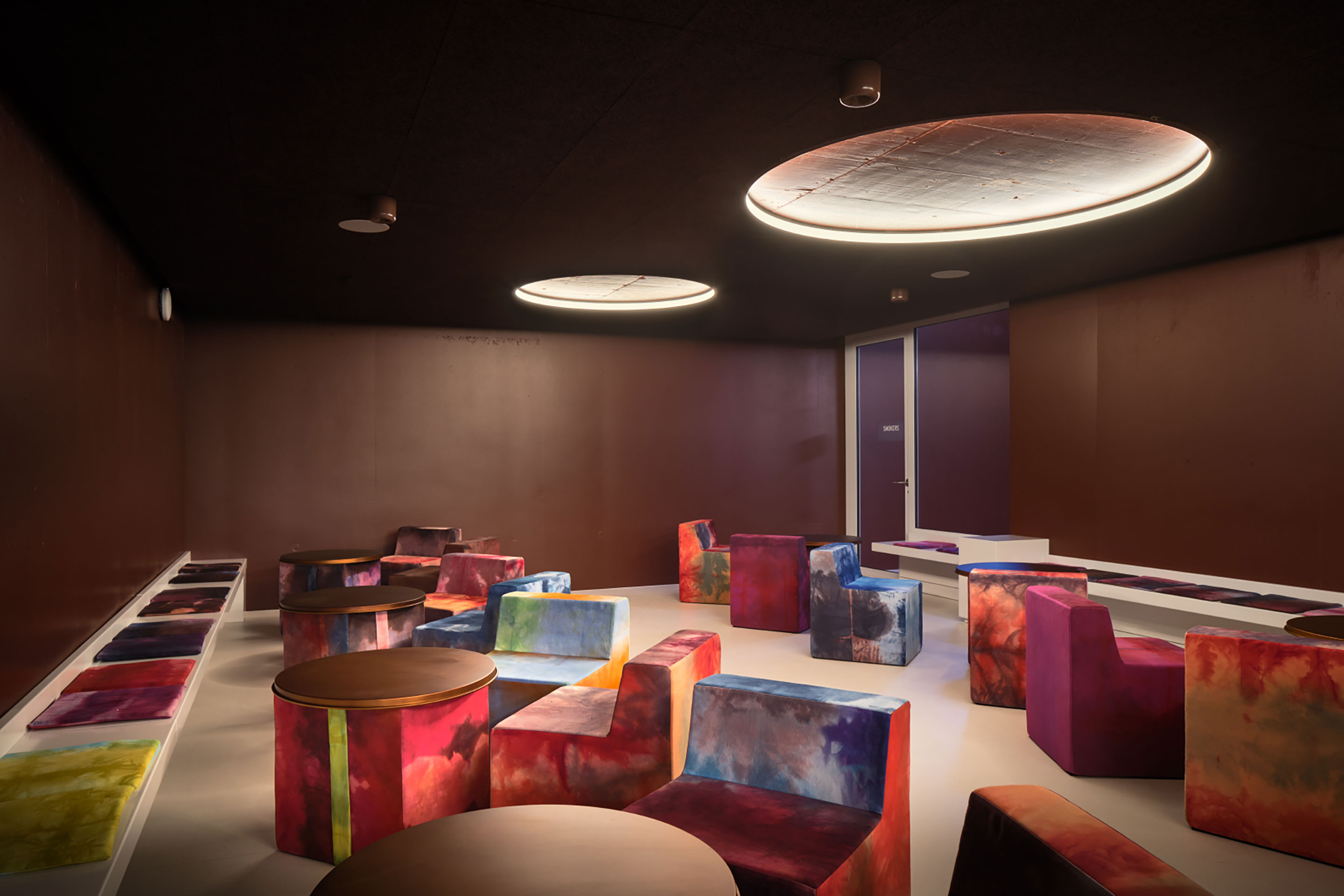 Die Möblierung des Pöstlikellers stammt von dem Künstler Christian Kathriner aus Sarnen. Die Dorfjugend kann den Raum für eigene Veranstaltungen gratis nutzen, dazu gibt es regelmässig Konzerte.