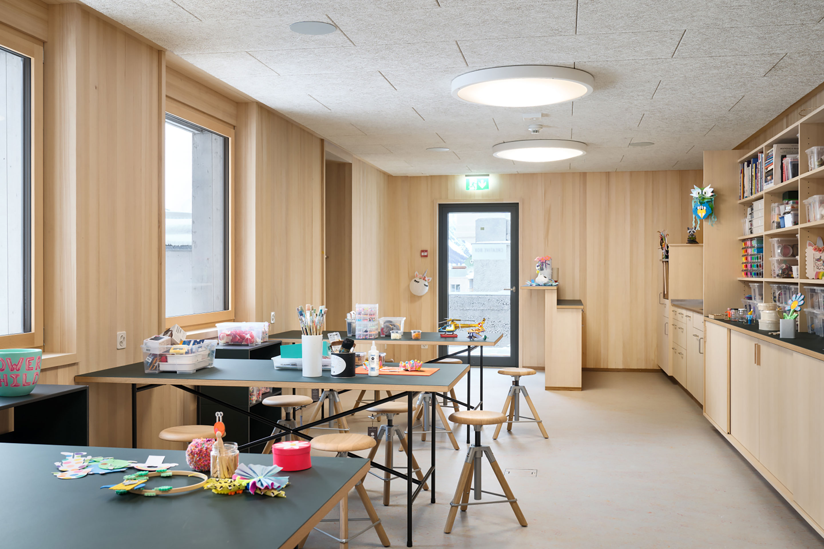 In der «Creative Box», einem betreuten Kreativatelier, können Seminarbesuchende oder Kinder aus dem Dorf für wenig Geld einen konstruktiven Nachmittag verbringen.