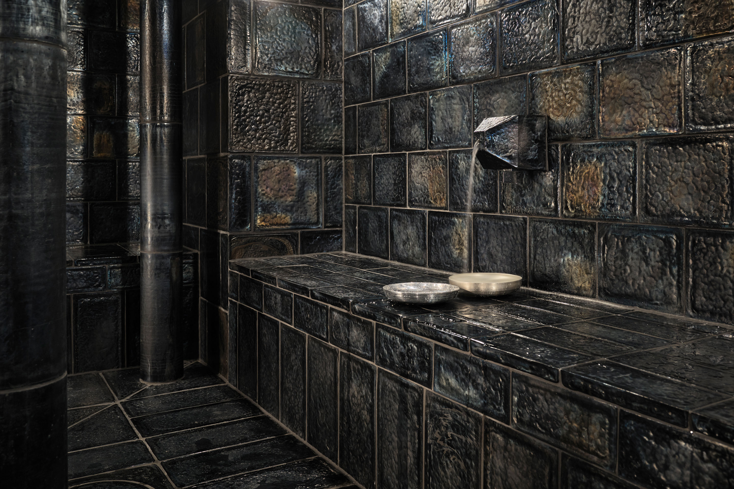 Das Dampfbad: Die Basalt-Güsse des Schaffhausener Künstlers Reto Müller verleihen dem Ort eine düstere Magie.