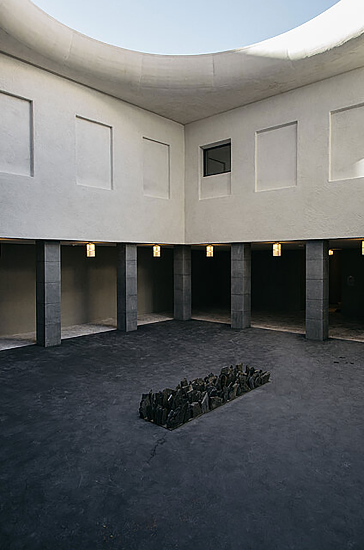 Damit die Gäste des Spa im Kreuzgang wandeln, wurde der Platz in der Mitte des Lichthofs belegt.