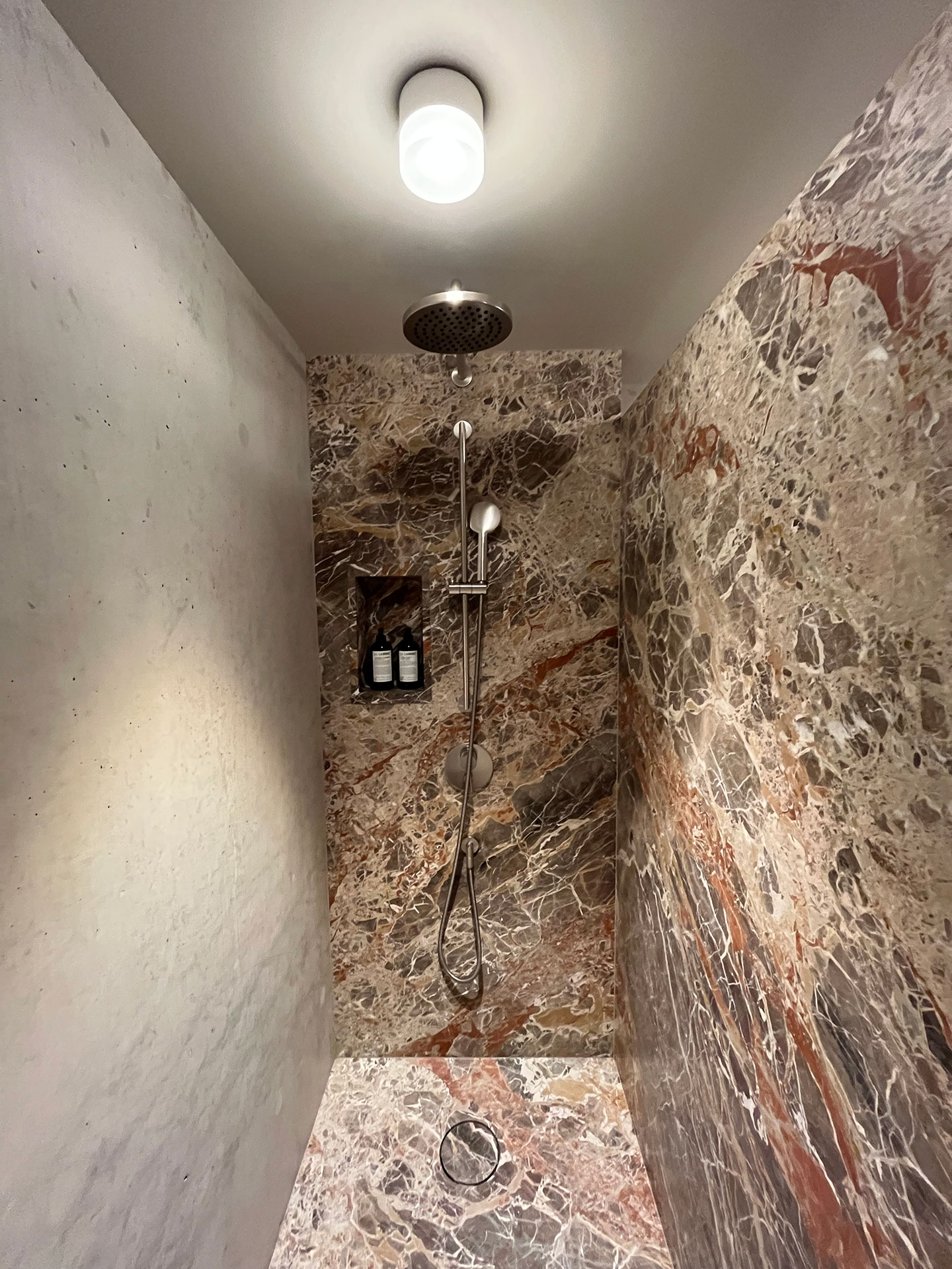 In die monolithische Bodenplatte der Dusche ist eine leichte Mulde eingeschliffen, so dass das Wasser gut abfliesst.