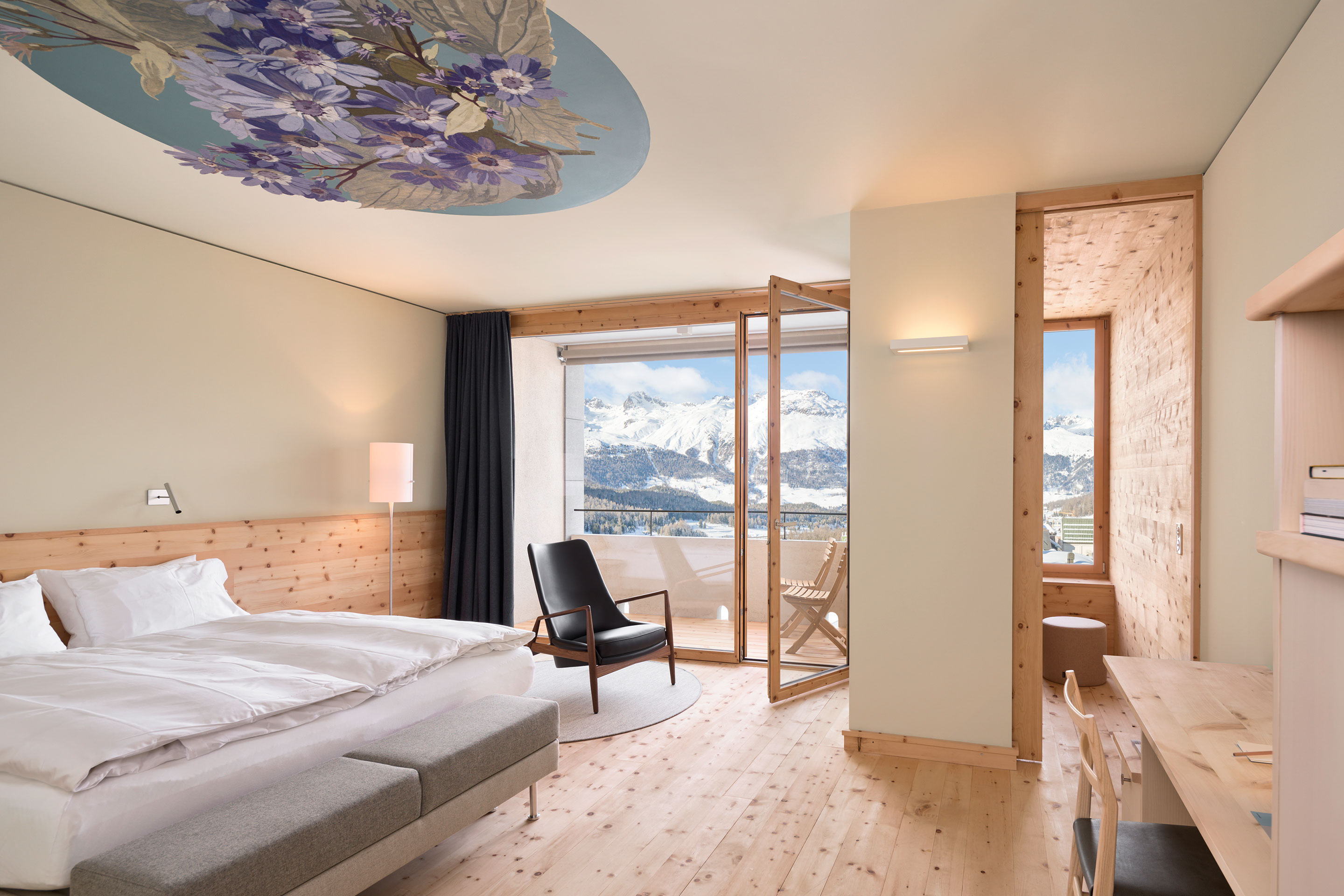 Die Hotelzimmer sind mit dem Duft des Arvenholzes erfüllt, das auch als Bodenbelag verwendet wurde.