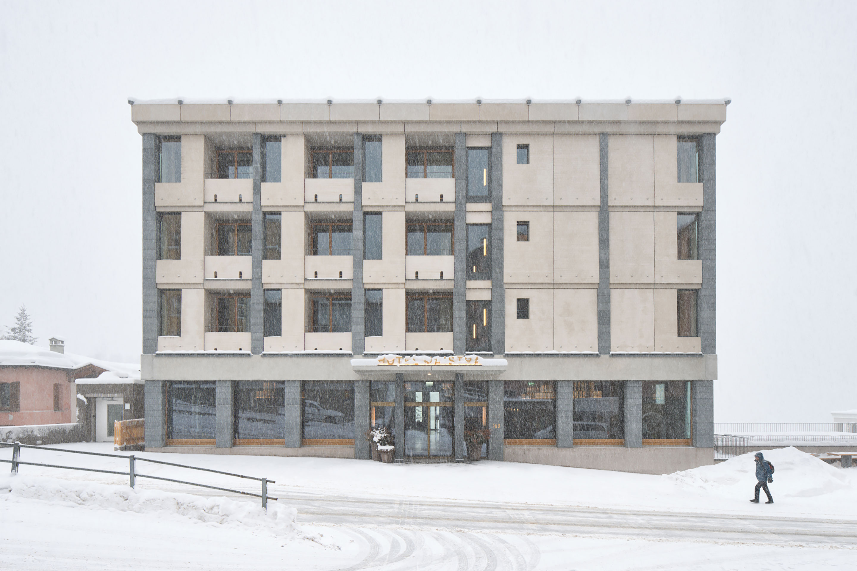 Die Eingangsfassade zur namensgebenden Via Maistra hin.