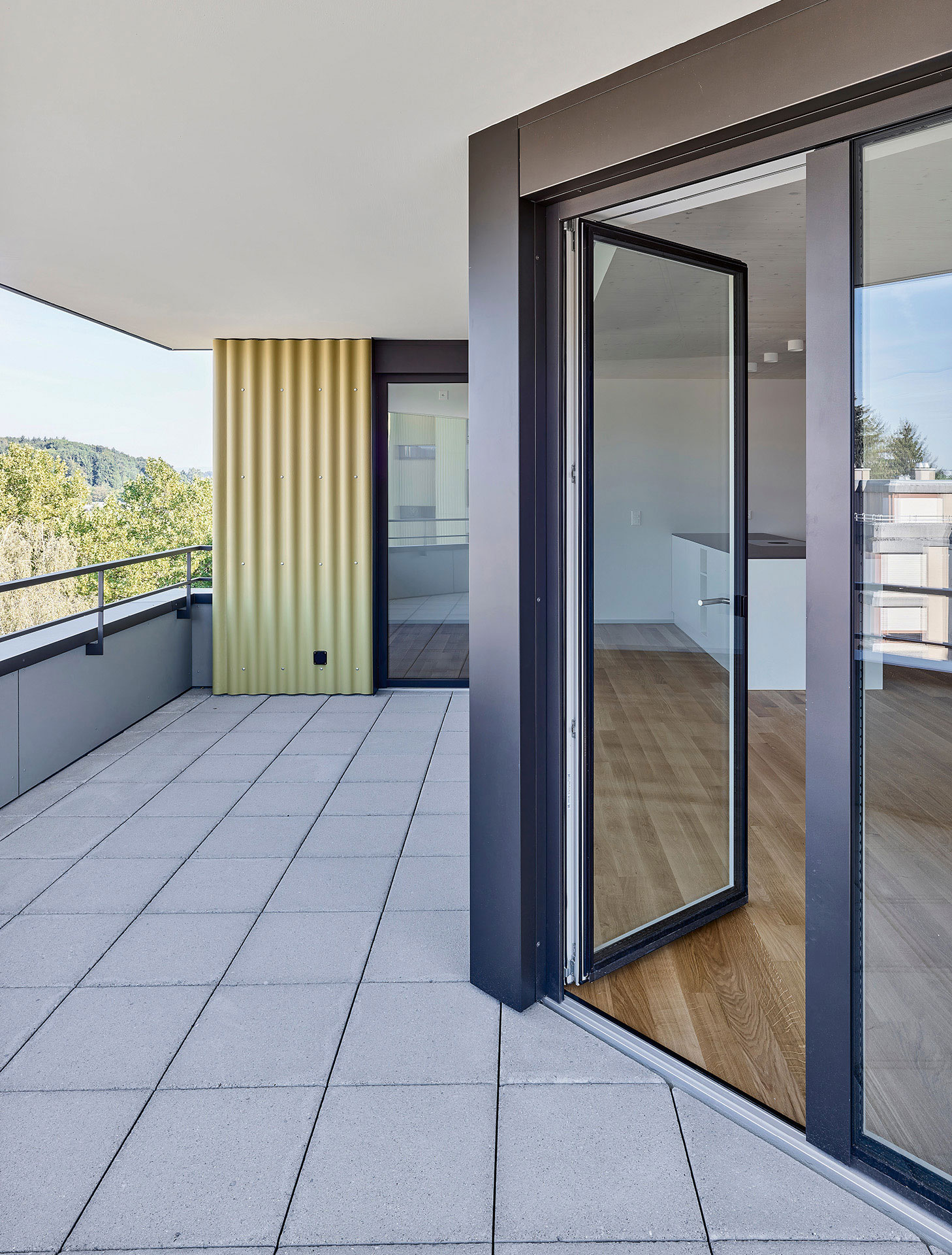 Die Terrasse einer Wohnung in der Aufstockung.