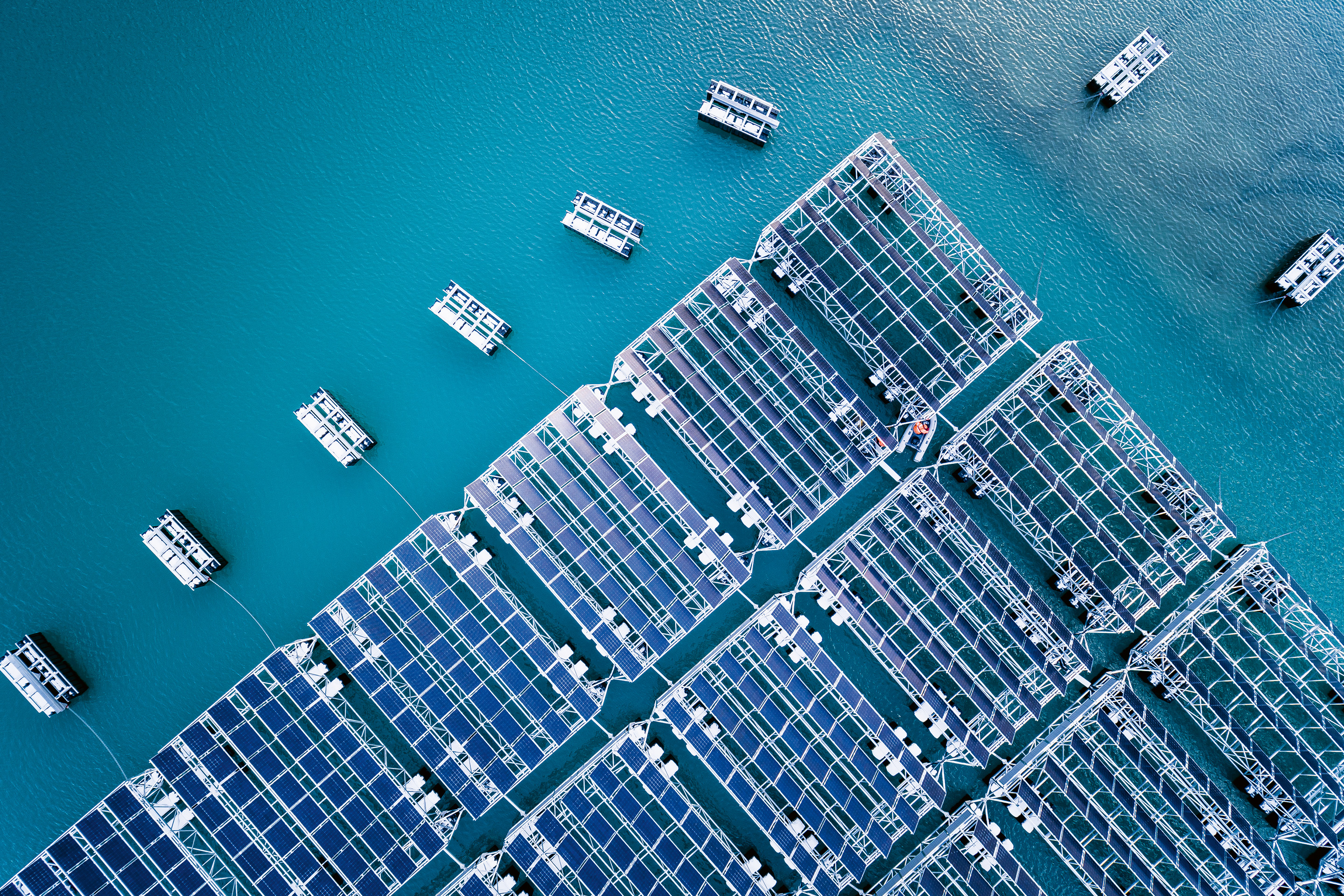 Les 2240 m2 de panneaux solaires bifaciaux du démonstrateur du parc solaire flottant du lac des Toules.