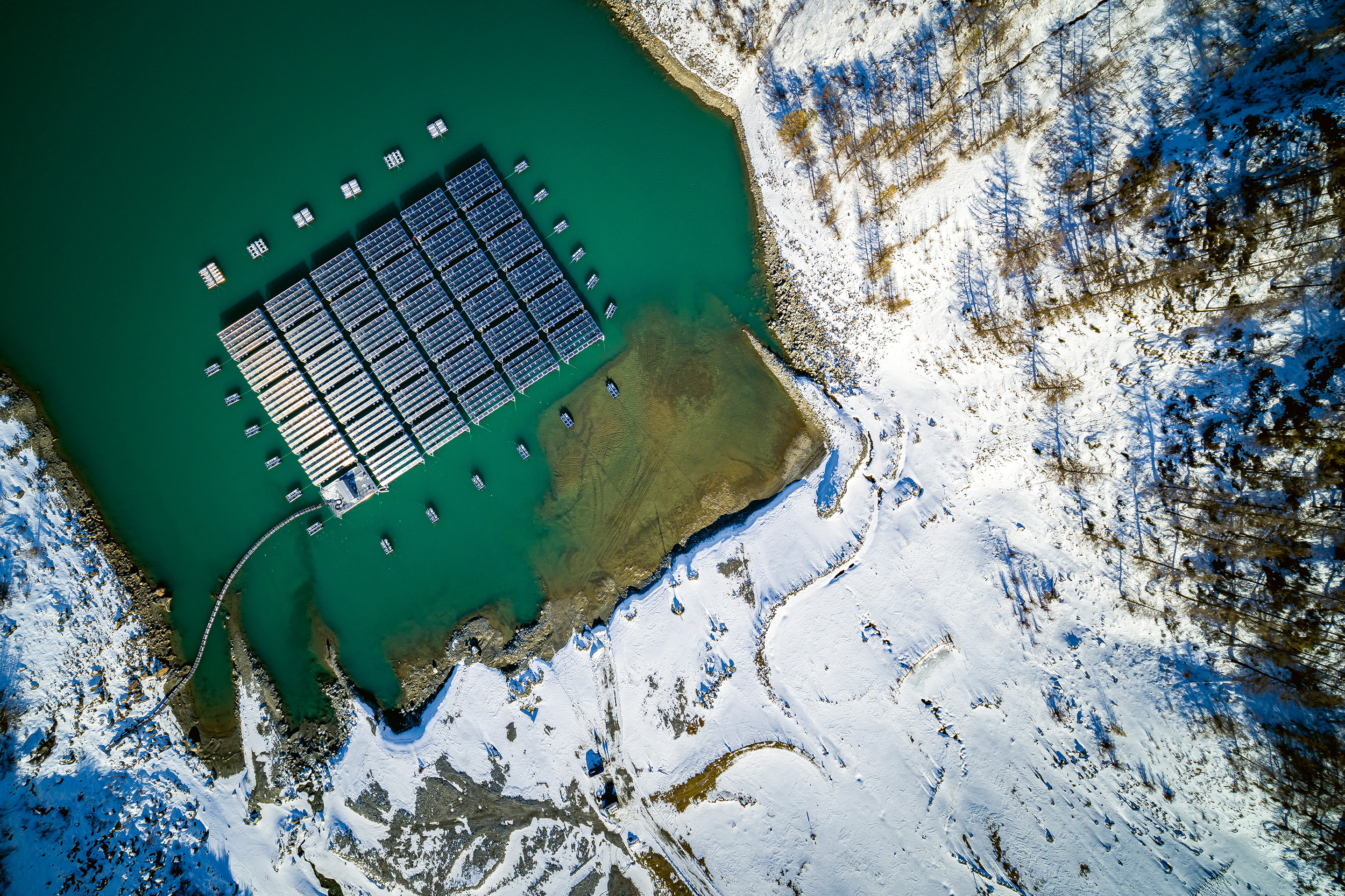 Les 2240 m2 de panneaux solaires bifaciaux du démonstrateur du parc solaire flottant du lac des Toules.