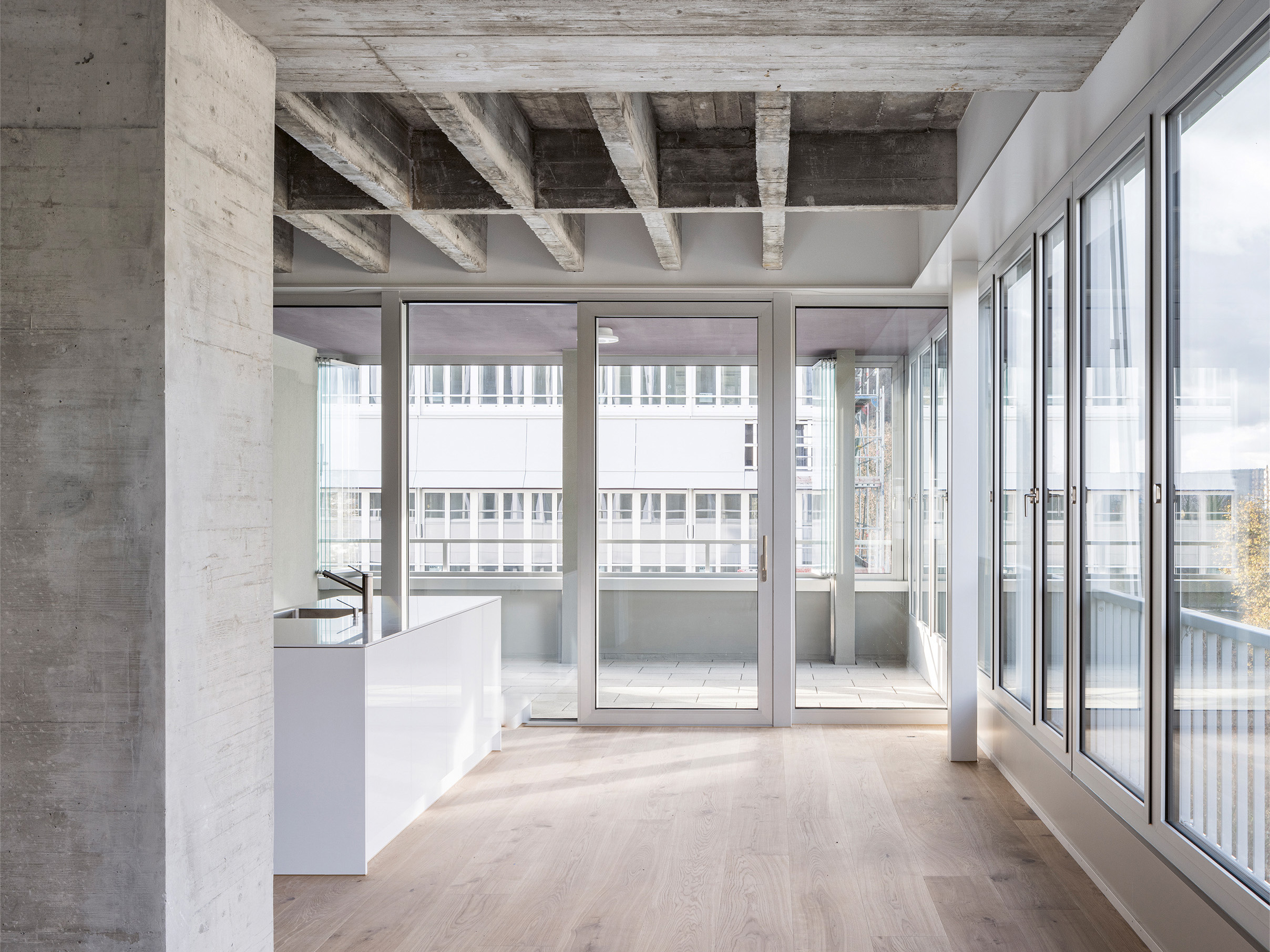 Bei der Transformation der Büros an der Badener Römerstrasse sind die Spuren der Vergangenheit ablesbar und prägen den Charme der Wohnungen.