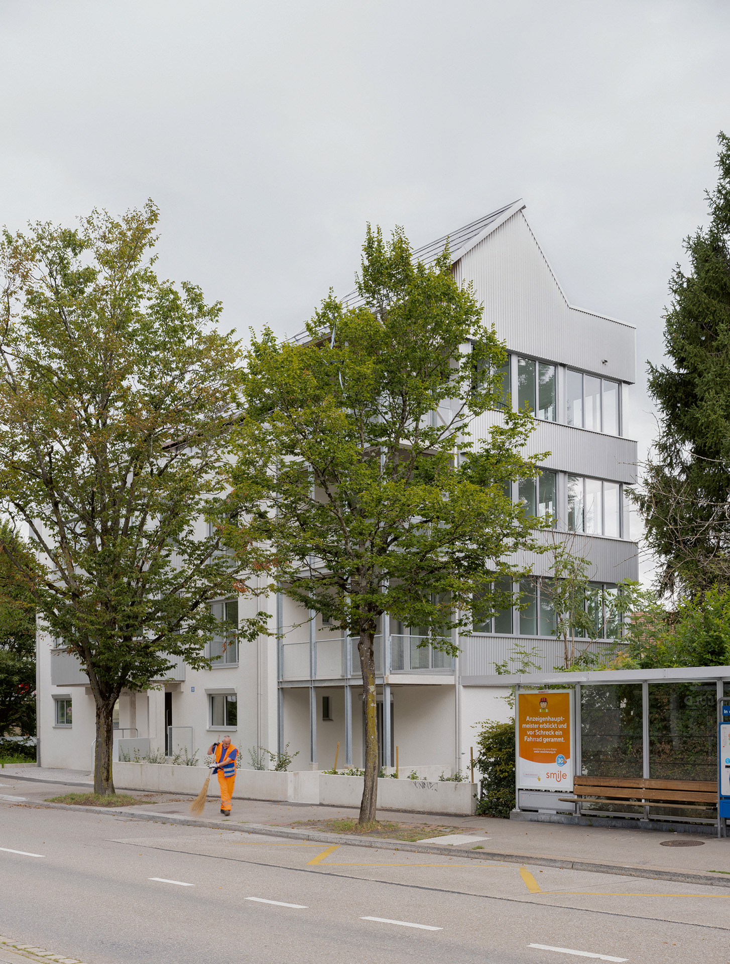 Après les travaux, l’entrée donne sur la rue et des encorbellements et des extensions supplémentaires augmentent la surface habitable.