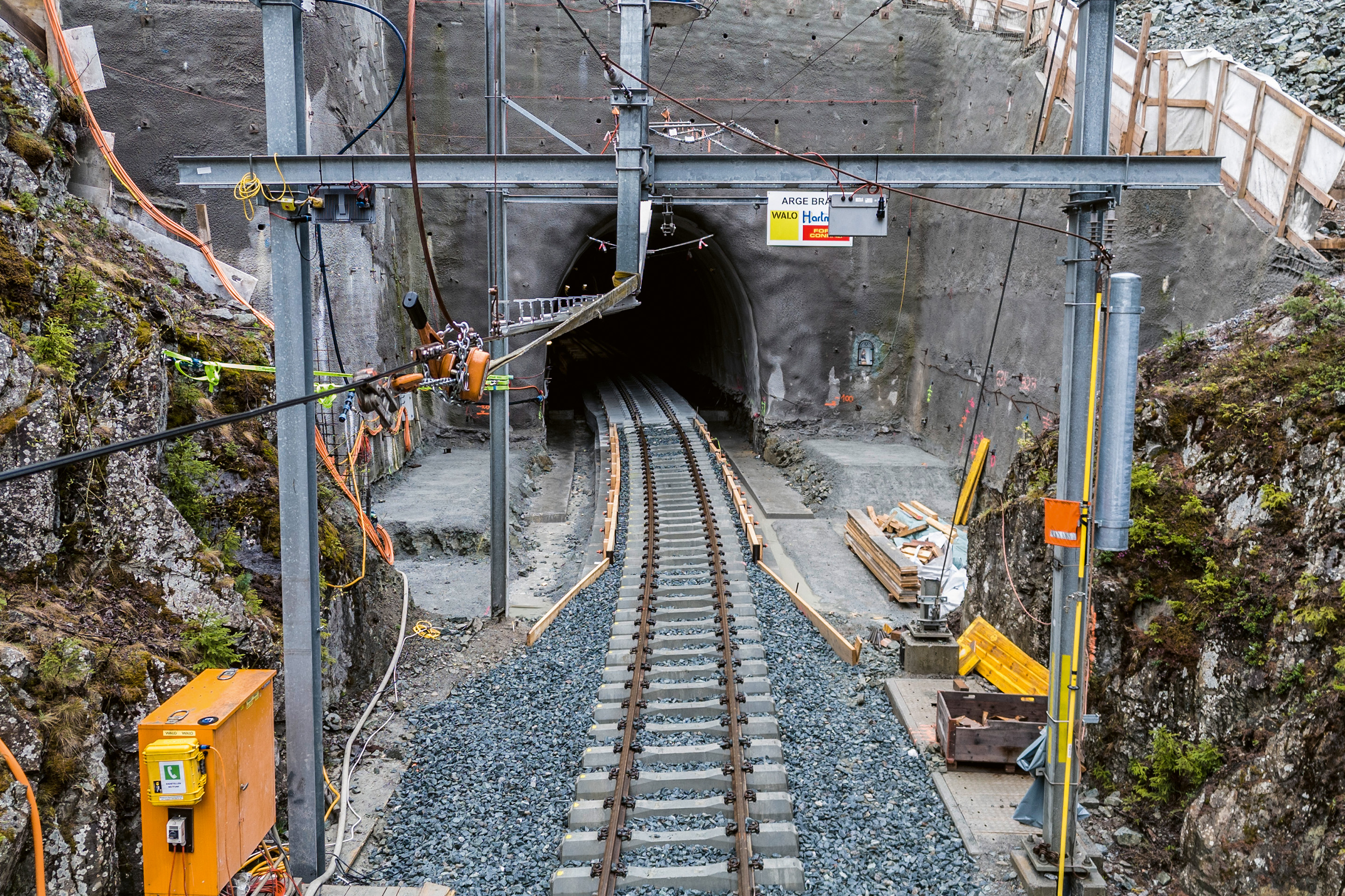Il vecchio portale sul lato di Beve