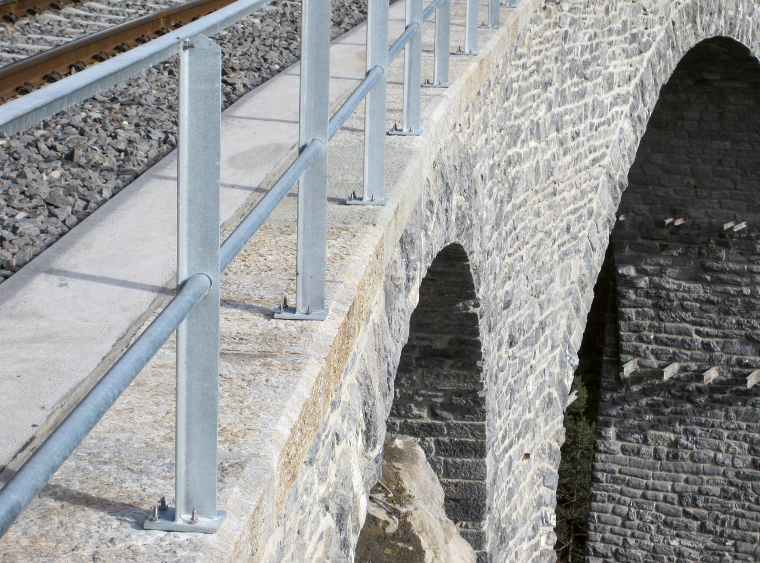 Viadotto Landwasser, lastre di copertura spostate e superficie del canale in calcestruzzo