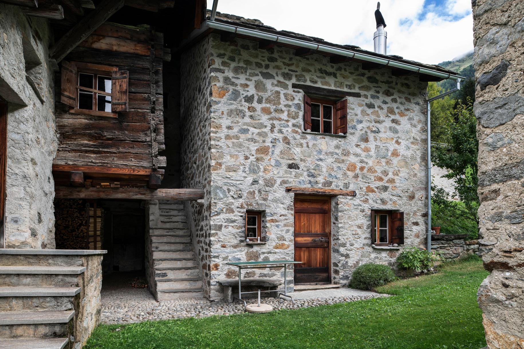 L'alpeggio, ricostruito e ristrutturato con sensibilità, viene utilizzato come seconda casa, proprio come avveniva ai tempi dell'economia di sussistenza.