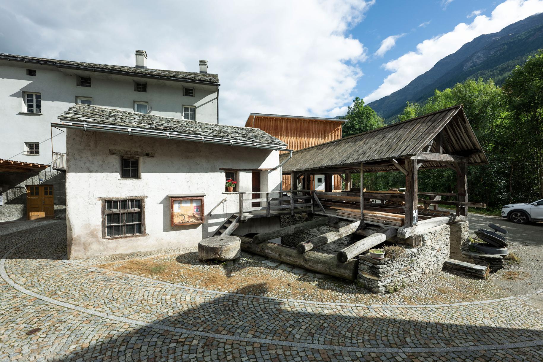 Il Mulino Aino continua l'artigianato preindustriale della vita contadina del XVIII secolo. Il mulino macina l'intera produzione di grano saraceno della valle, e la farina viene successivamente lavorata localmente.