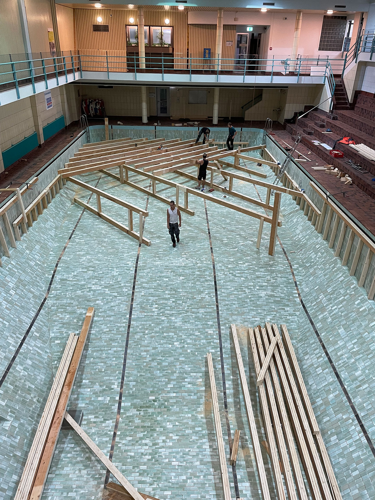 Schritt für Schritt entstand aus den Dach­elementen des ehemaligen Aussenkletterturms in Ostermundigen die Balkenlage für den neuen Boden des Boulderbads in Bern. Die Neigung des Bodens erschwerte die Konstruktion.