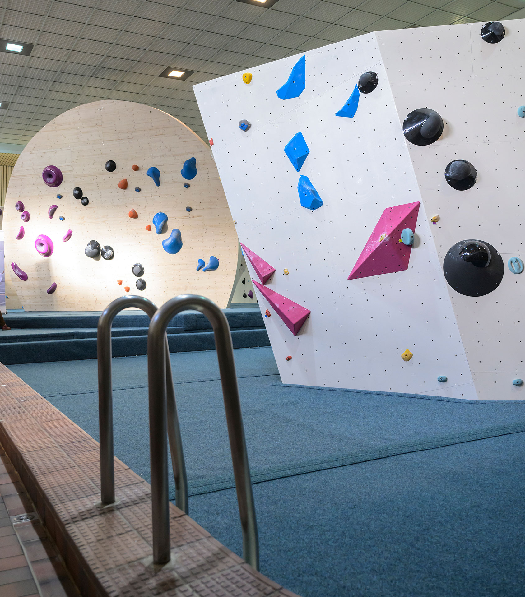 Alle Einbauten sind reversibel. Die Schwimmbadatmosphäre sollte durch Elemente wie den sichtbaren Beckenrand spürbar bleiben.