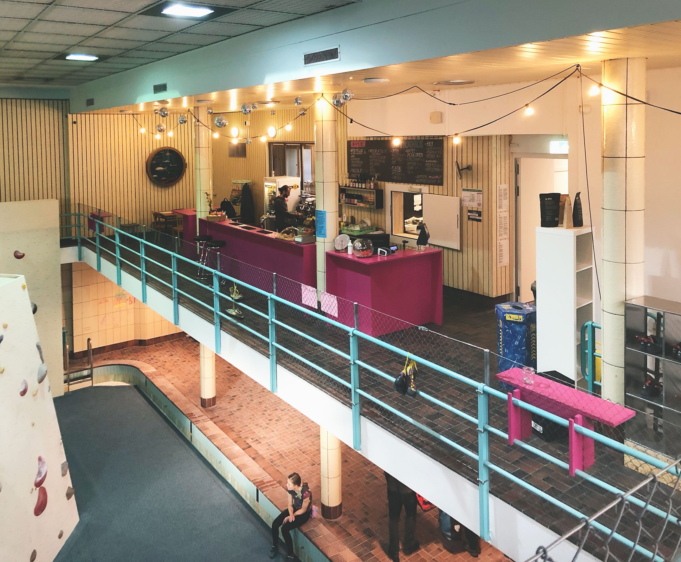 Auf der ehemaligen Galerie des Schwimmbads haben die Betreiber und Betreiberinnen ein Bistro eingerichtet.