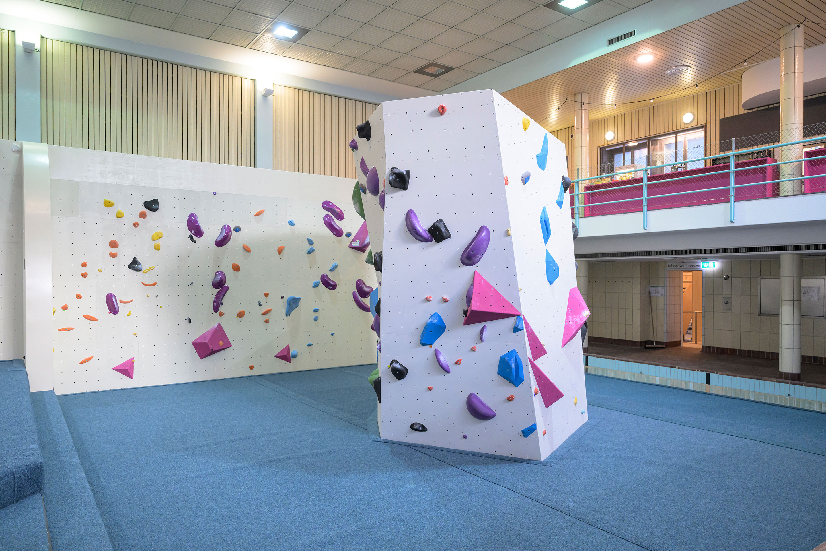 Bouldern kann man nun entlang der neuen Wände zwischen Galerie und Becken sowie an den beiden freistehenden Elementen, der Scheibe und – hier im Bild – dem Block.