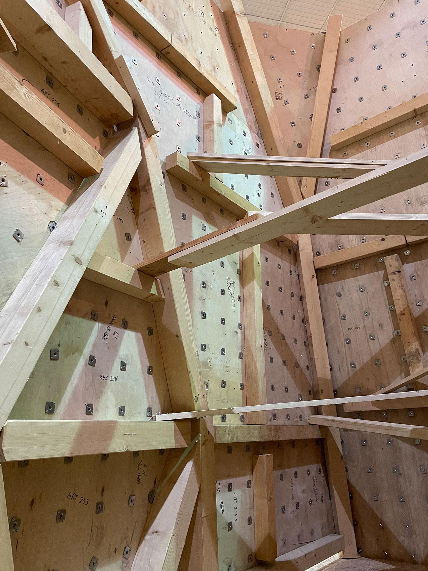 Blick hinter die Kulissen beziehungsweise Platten.  Die Arbeit mit wiederverwendetem Material erforderte  auch unkonventionelle konstruktive Lösungen.