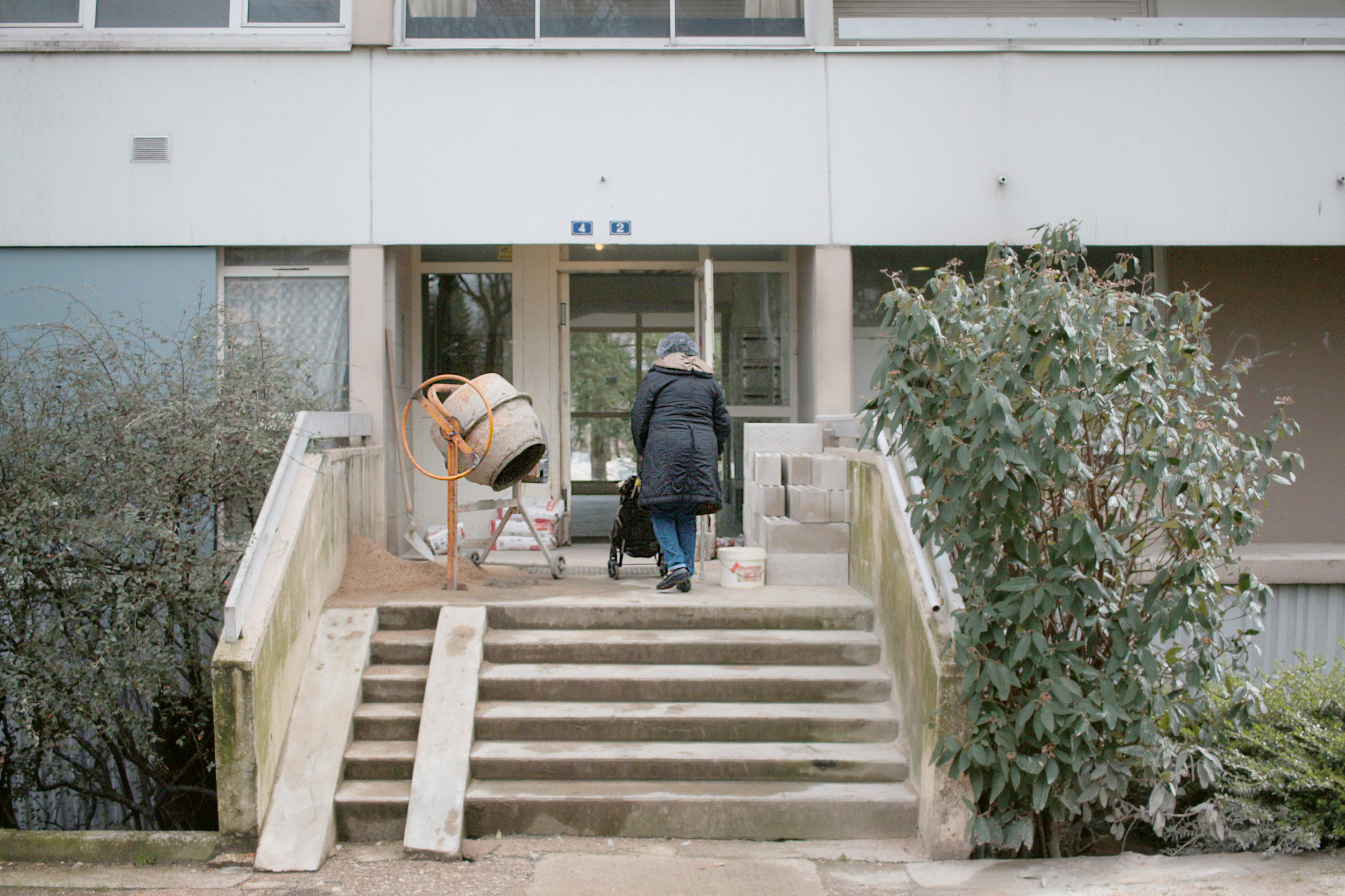 Entrée de l’immeuble Champagne dans le quartier des Epoisses à Besançon. Au fur et à mesure que les logements se vident, ils sont murés, impactant fortement le quotidien des habitants.