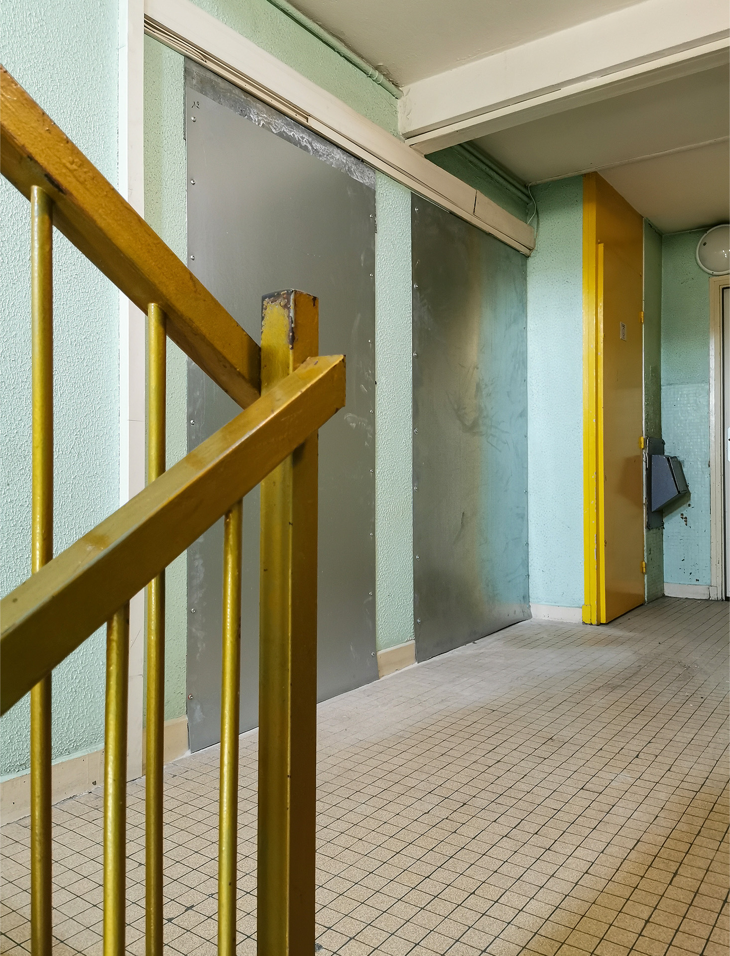 Palier avec des logements fermés dans un immeuble de quatre étages en attente de démolition dans le quartier d’Étouvie à Amiens.