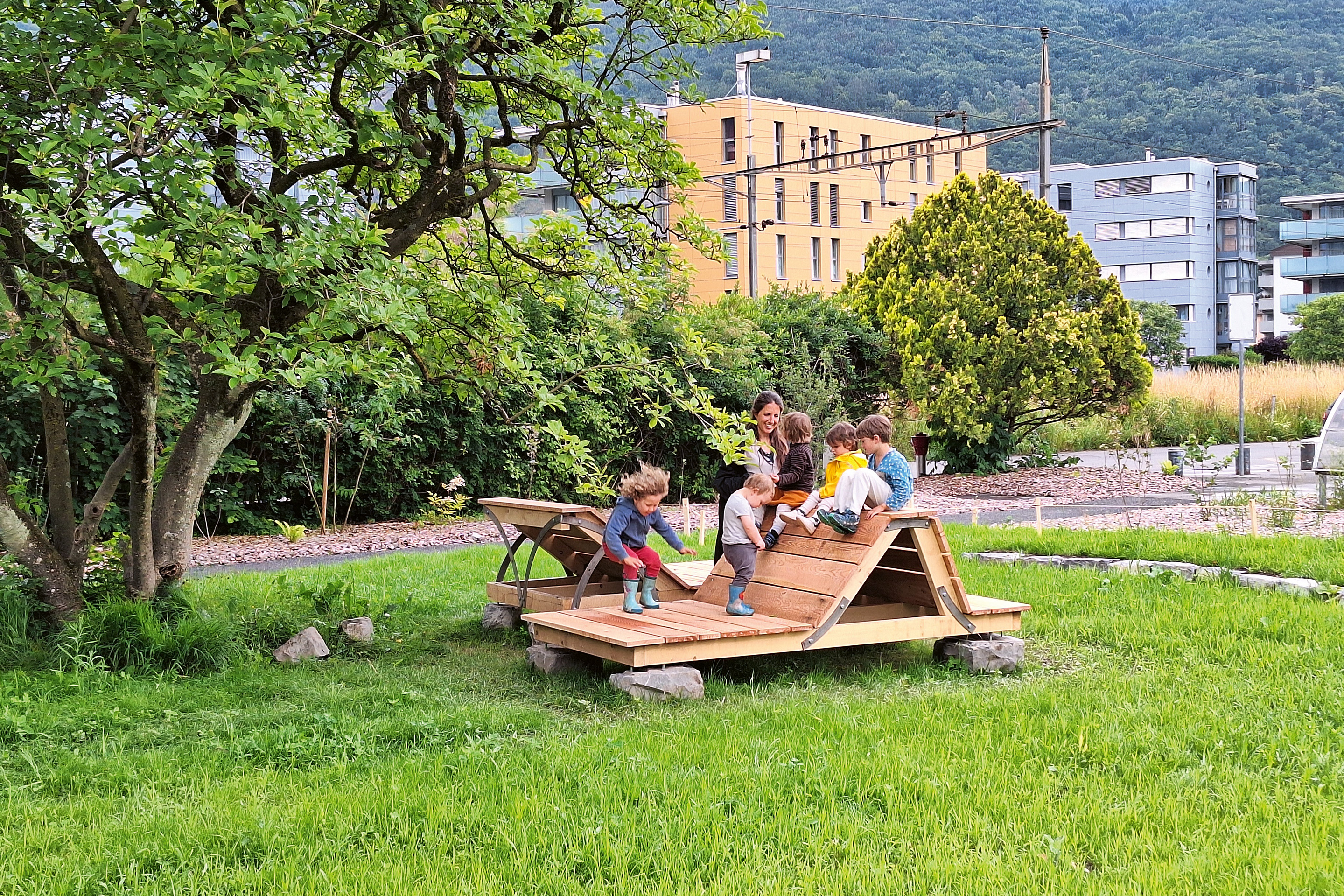 Accolé à la route du Tonkin qui longe la voie ferrée, le préau est bordé par une haie champêtre qui invite les passants à quitter le trottoir pour s’enfoncer dans le parc