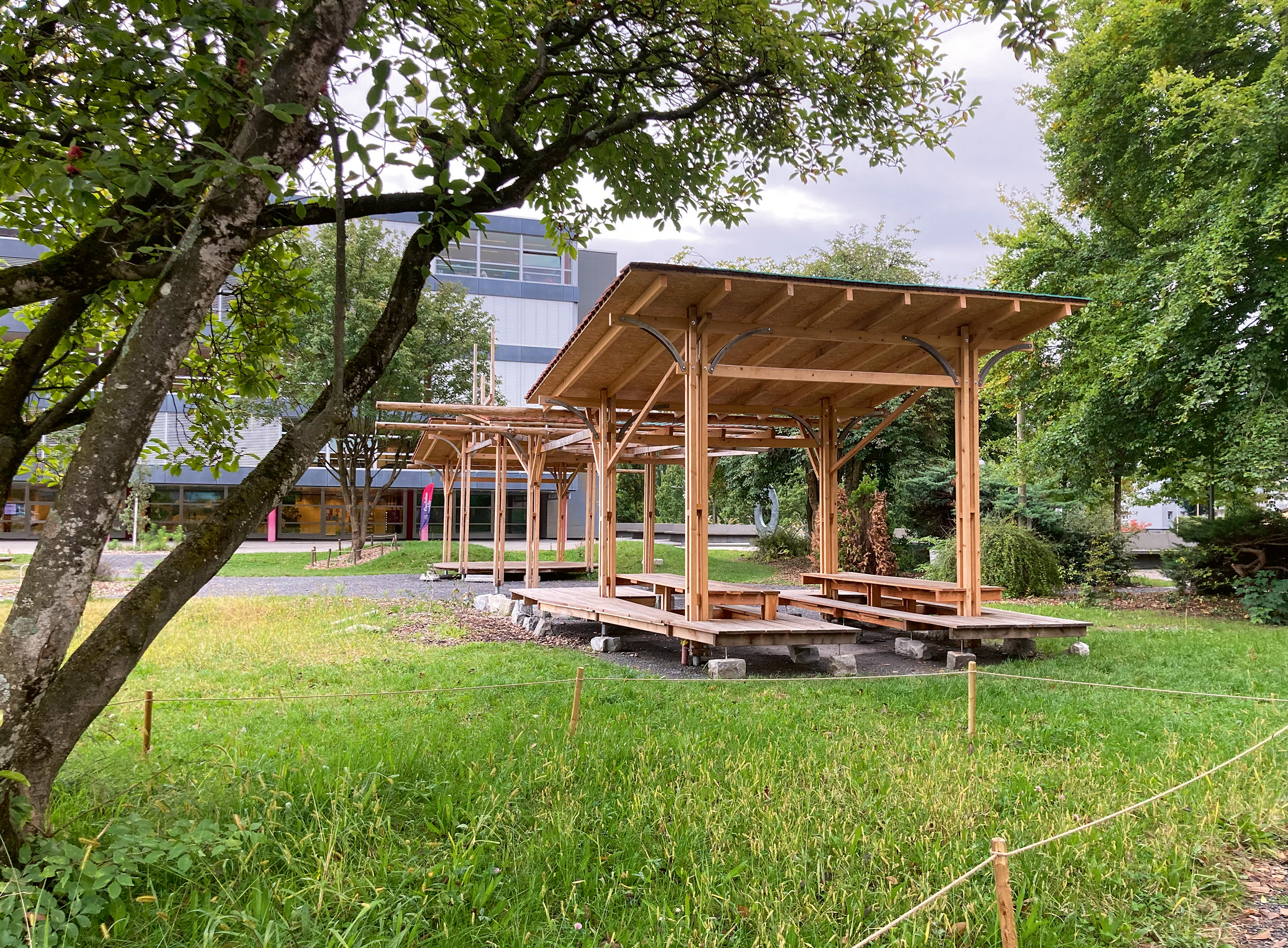 Le couvert s’articule en trois espaces qui se distinguent par leurs hauteurs de toiture et de sol.