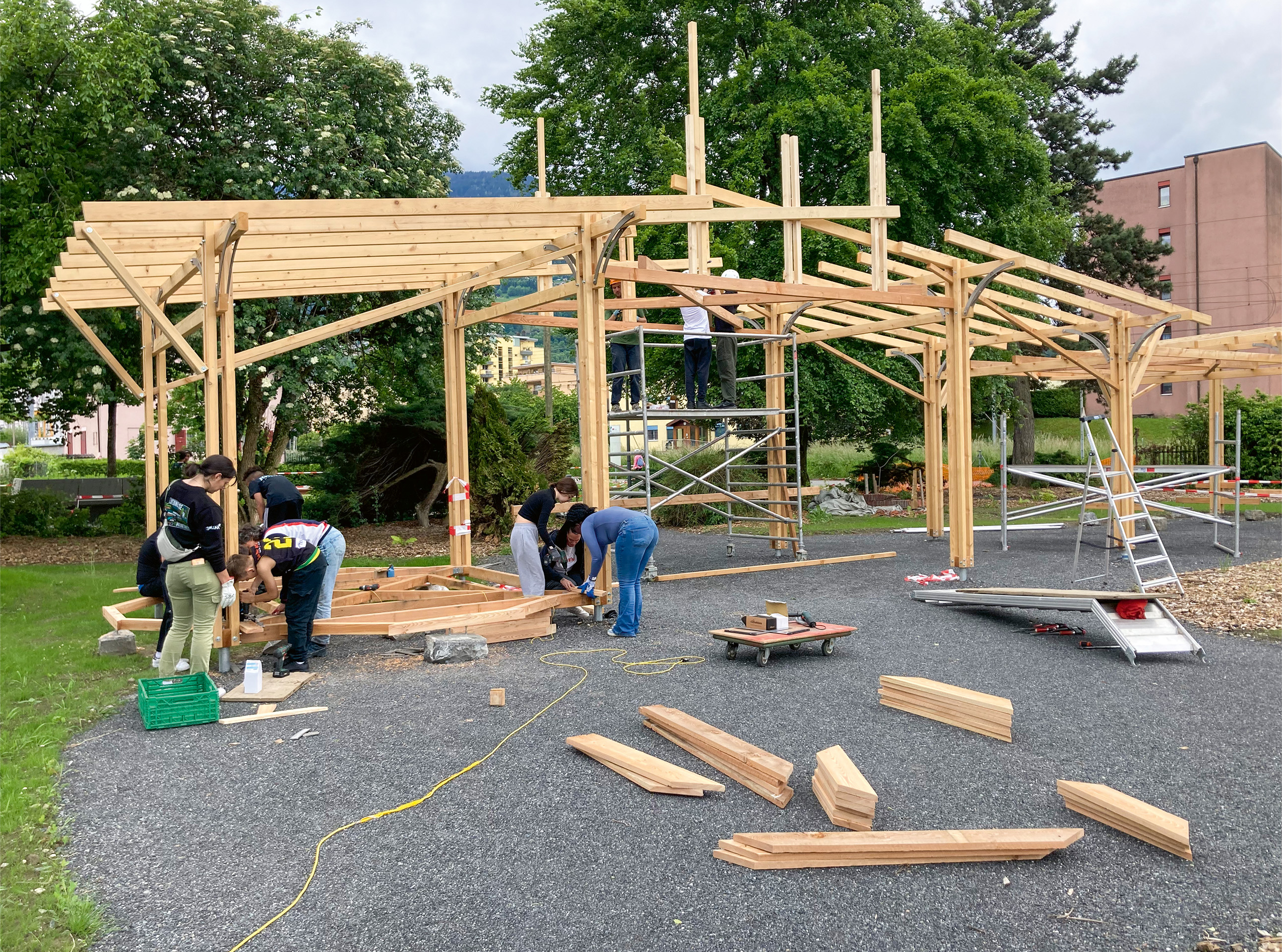 Mai 2024 : élèves, enseignant·es et habitant·es ont participé activement au chantier du nouveau préau.