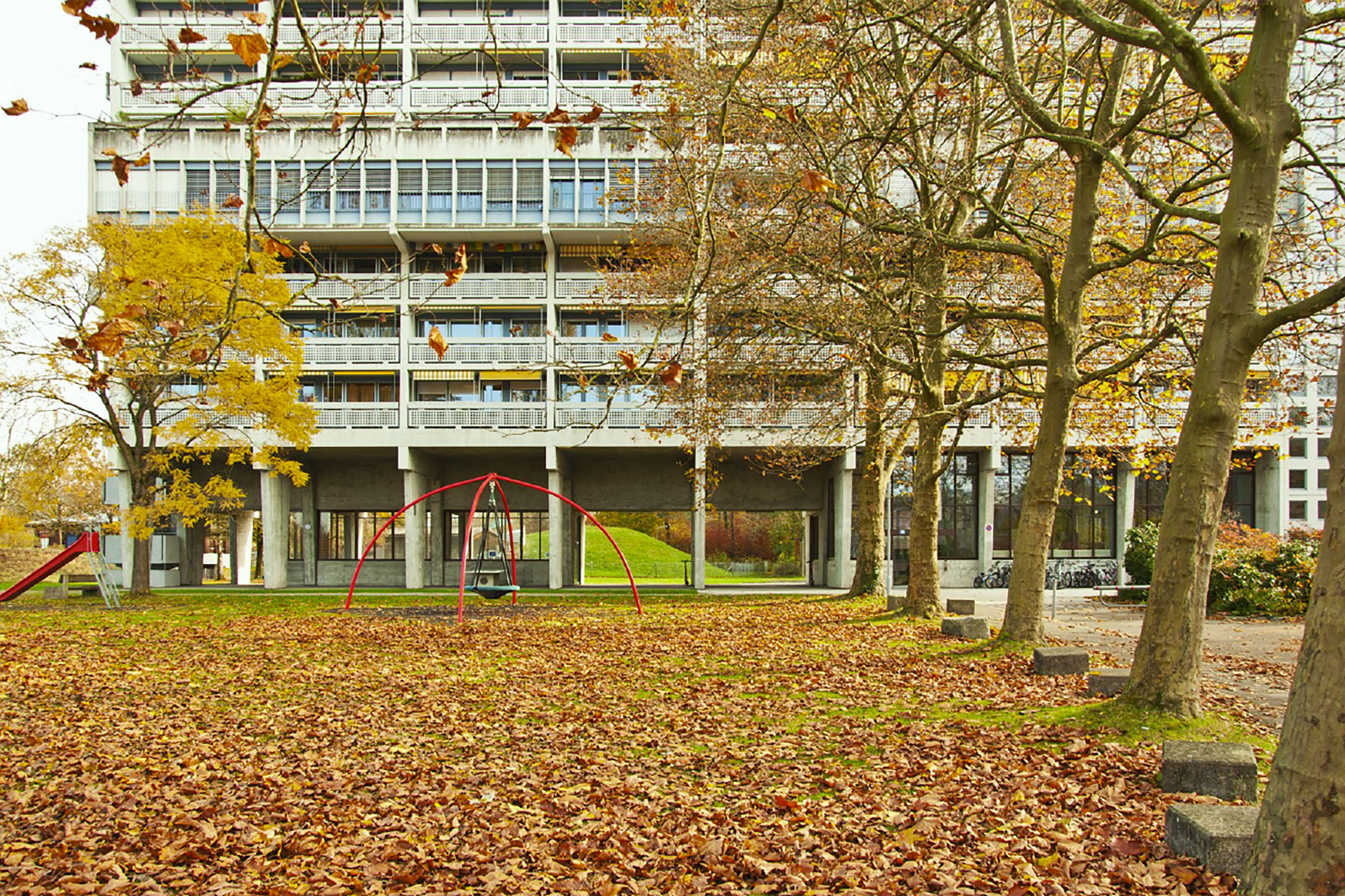 Unteraffoltern II: Die offene Grünfläche fliesst unter dem Hochhaus hindurch.