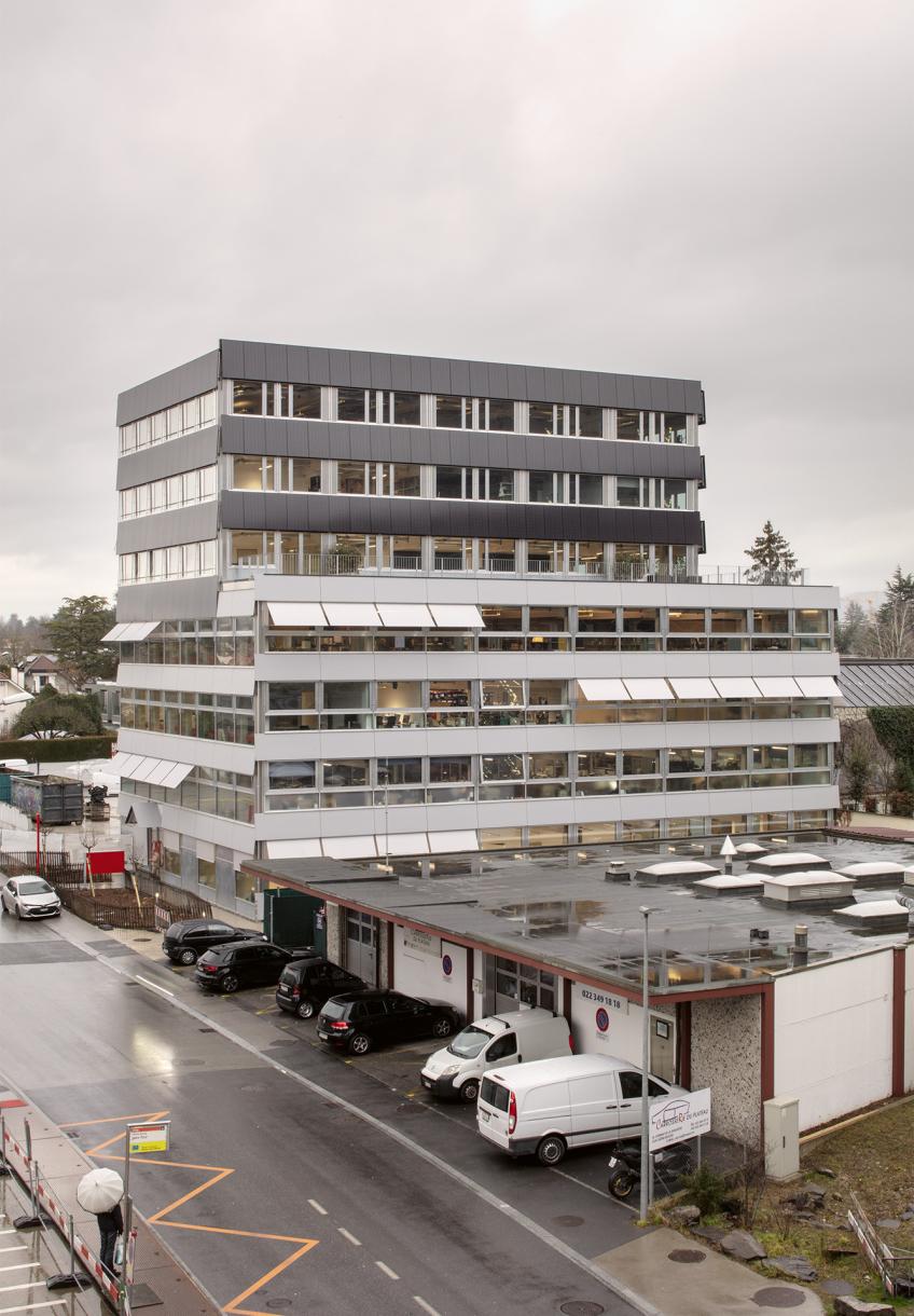 The building blends into its context and goes almost unnoticed.