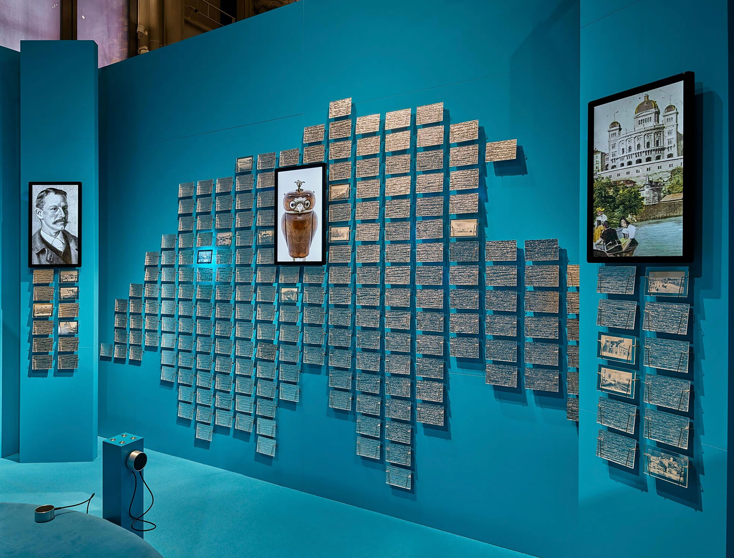 Eine Landkarte aus über 200 Postkarten offenbart die faszinierenden Wege und Beziehungsnetze, auf denen die kostbaren Stücke ihren Weg um die Welt fanden.