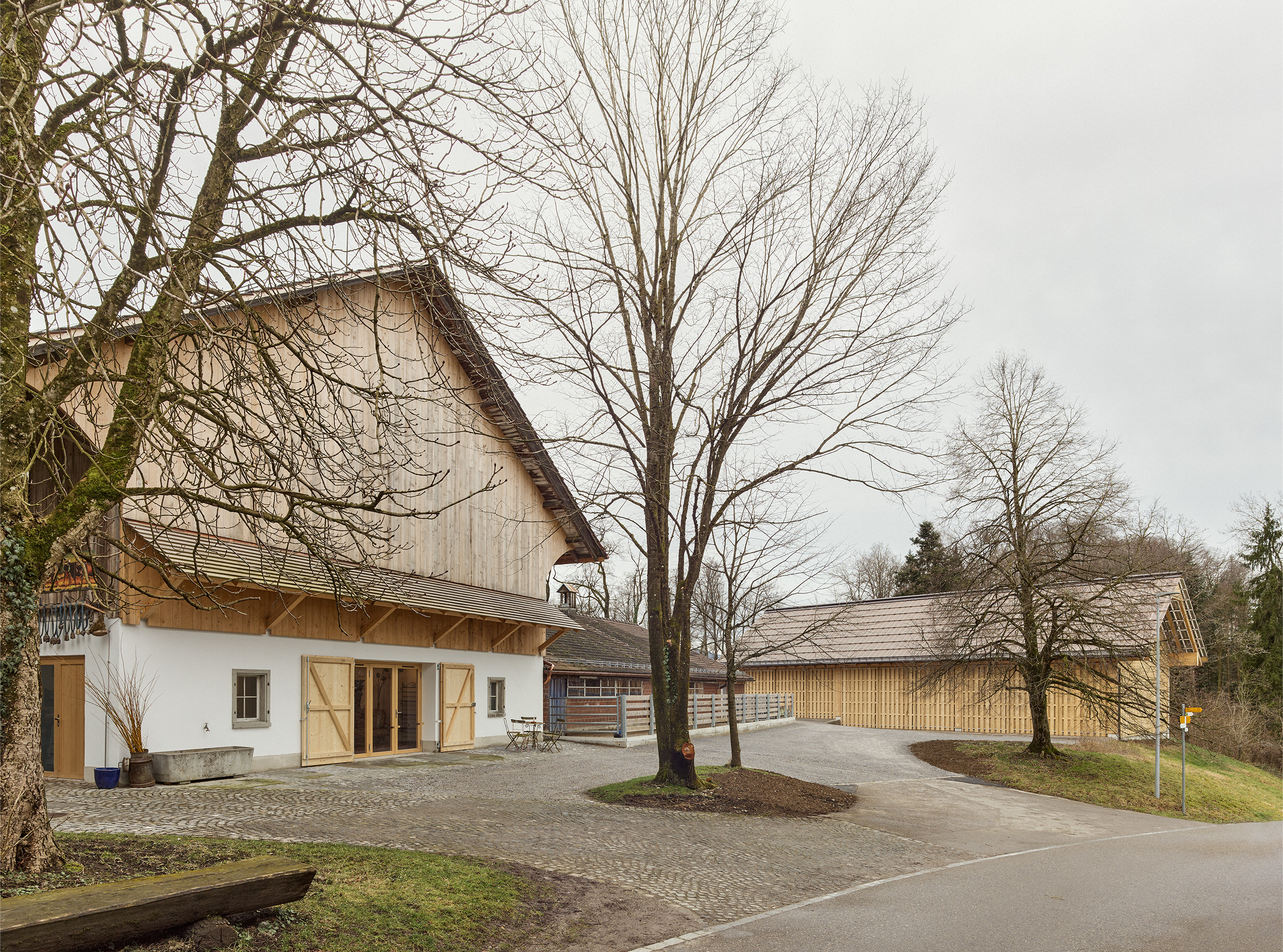 Das neue Ökonomiegebäude fügt sich selbstverständlich  in die Erscheinung des Hofensembles und fasst den  neu entstandenen Hofplatz räumlich ein.
