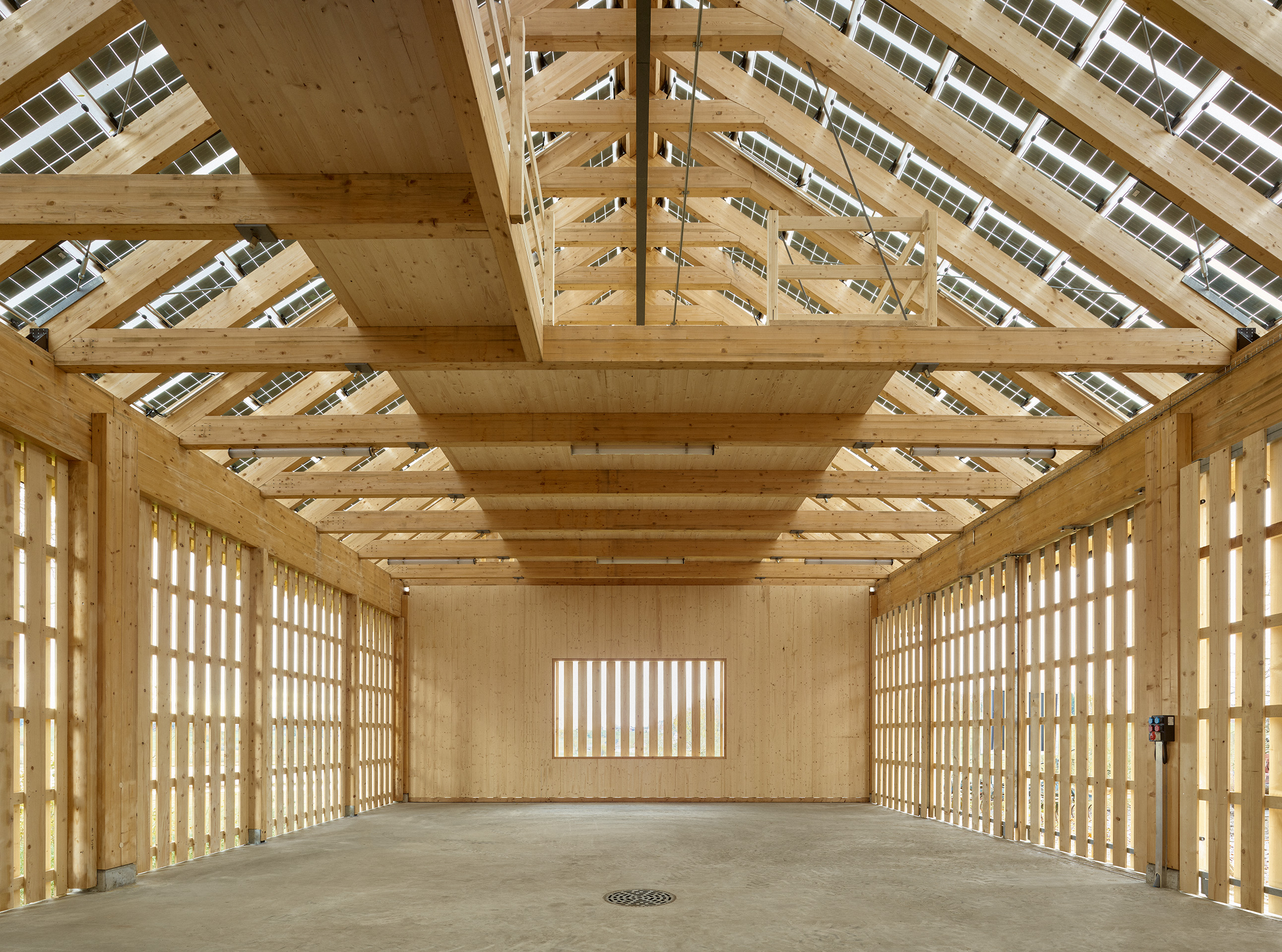 Für die Holzkonstruktion wurde ausschliesslich Holz aus dem Zürcher Staatswald verbaut. Die bestehende PV-Anlage auf dem Stallanbau wird neu durch die Indachanlage auf dem Ökonomiegebäude ergänzt. Sie besteht aus 300 Modulen.