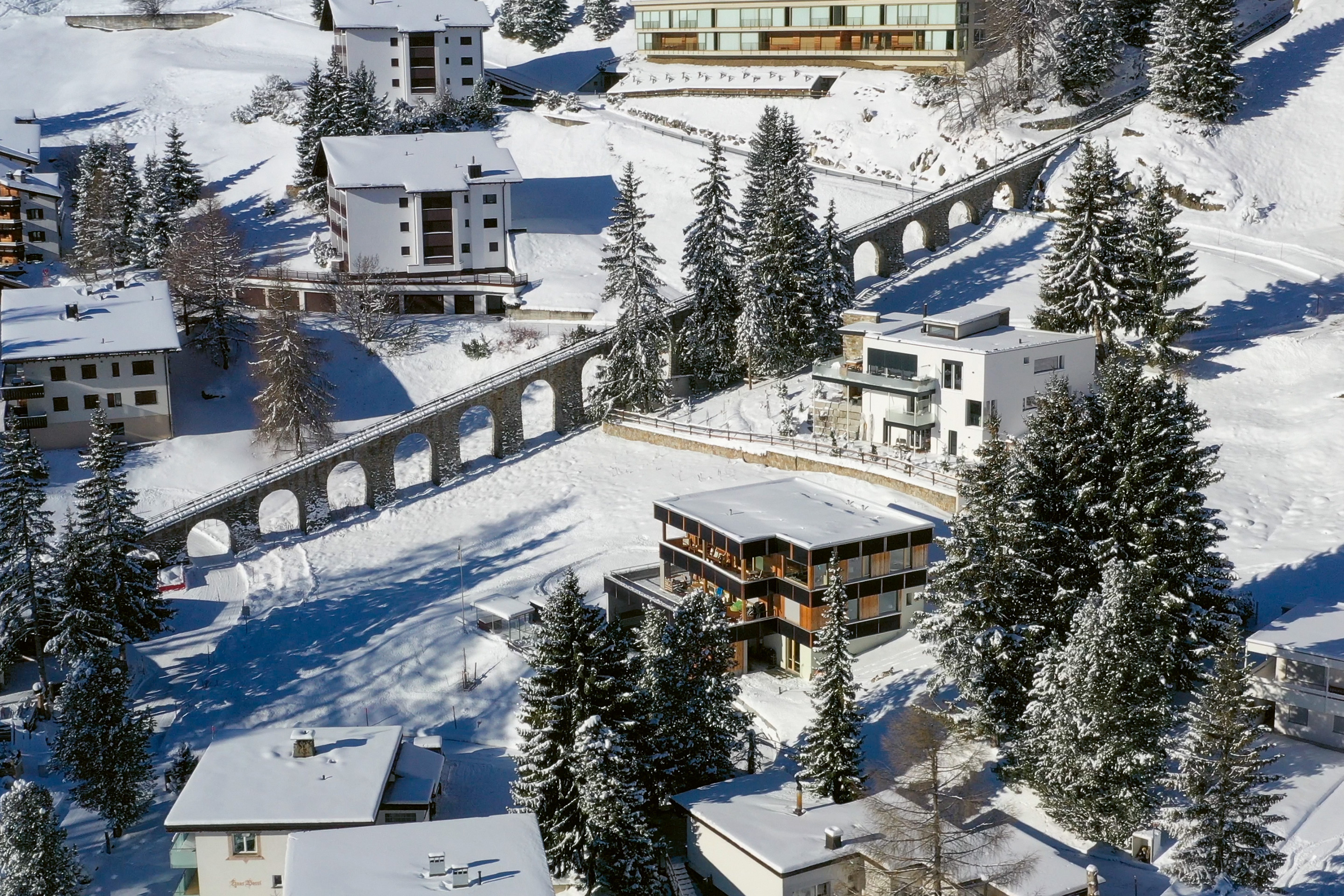 Die kontrastreiche Erscheinung aus schwarzen Standard-PV-Modulen und (noch) hellem Holz. 70 % des Holzvolumens stammen aus einheimischer Produktion.