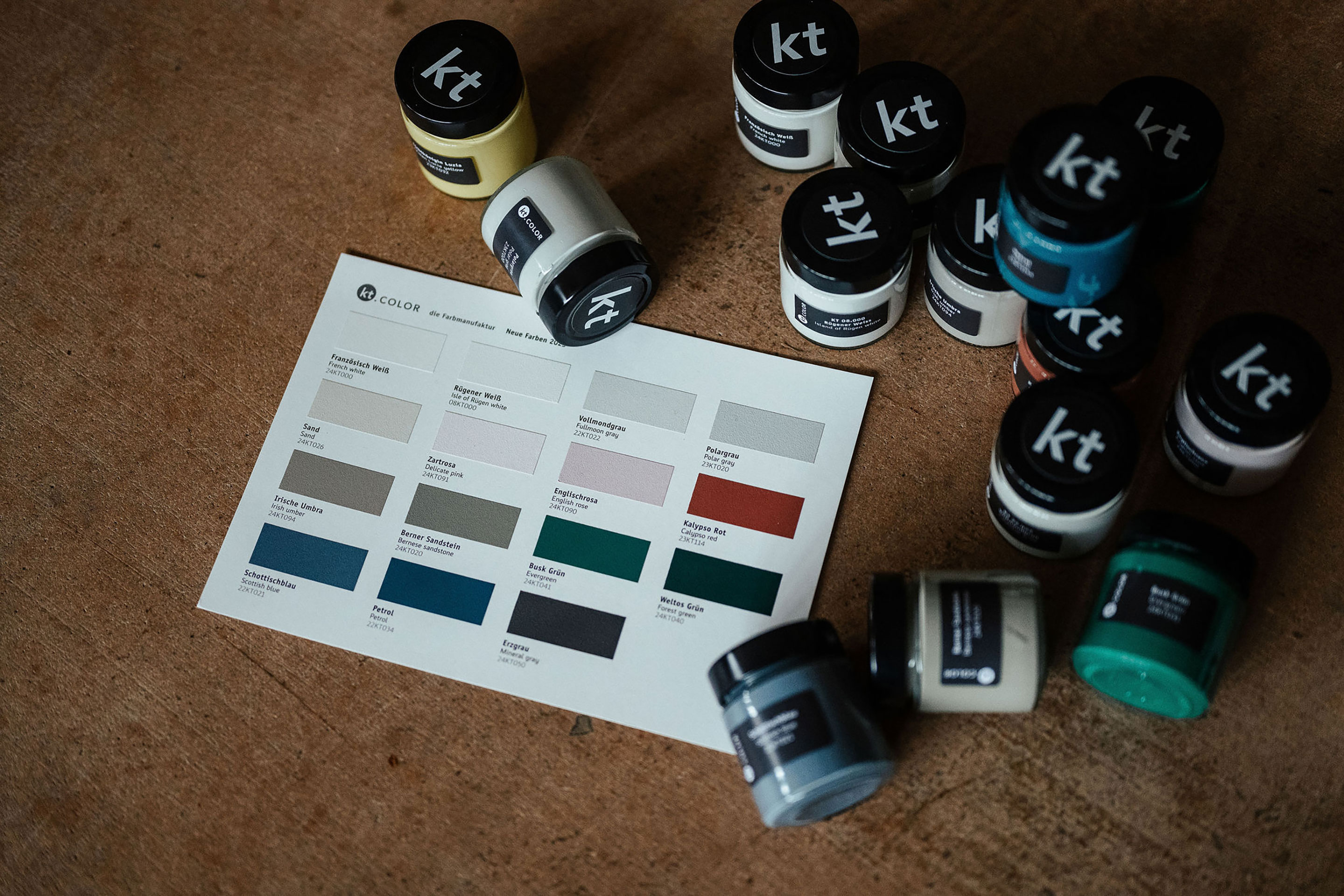 Sechzehn neue Farben ergänzen seit kurzem das Sortiment der Manufaktur, darunter auch das Rügener Weiss.