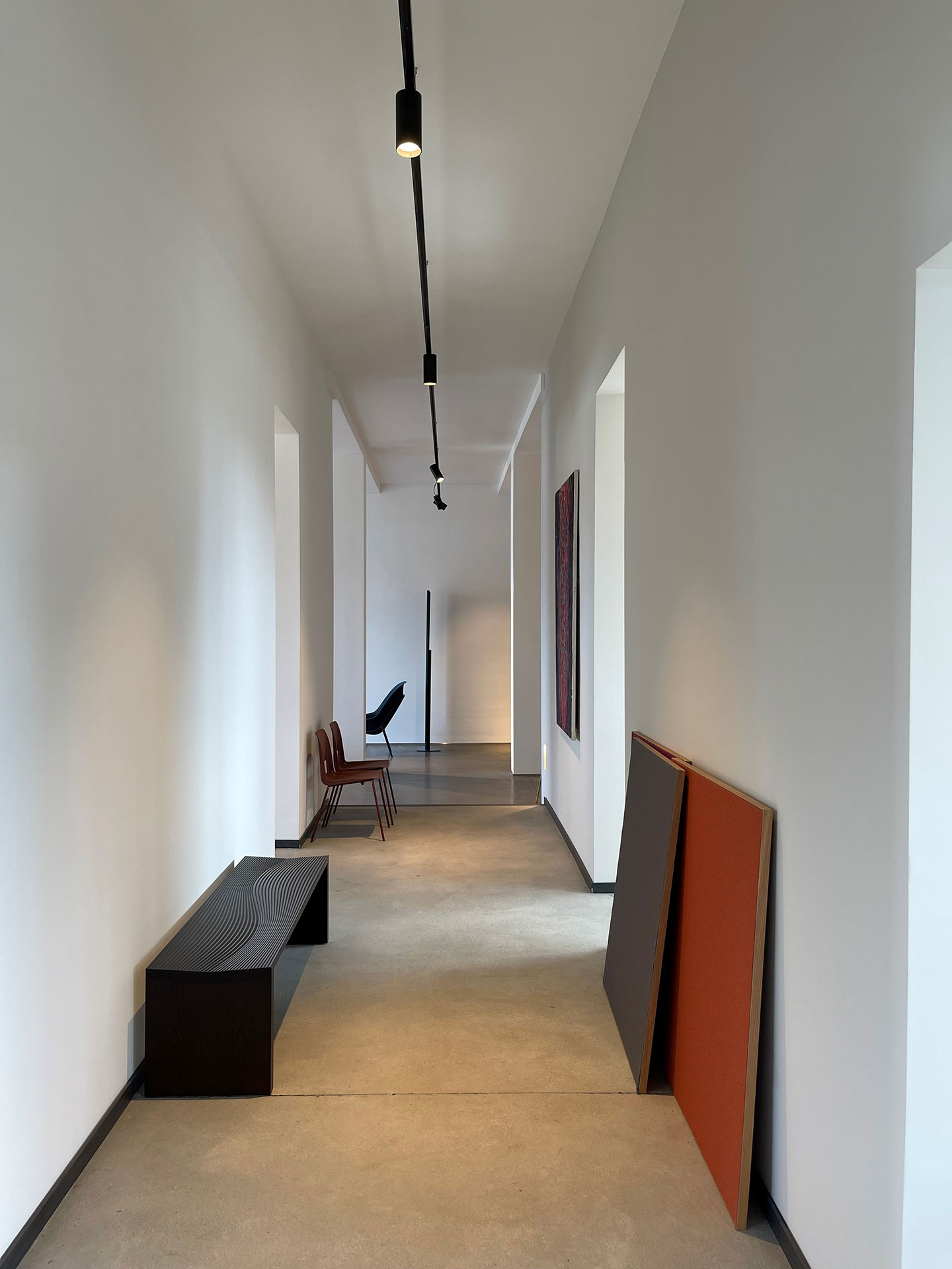 Hier ist Lichtweiss, eine Alternative zu RAL 9010, an der Wand links und an der Decke aufgetragen. Gris blanc ist das dunklere Weiss rechts. Die Weissabstufung und die Licht- und Schatteneffekte vertiefen den Raumeindruck.