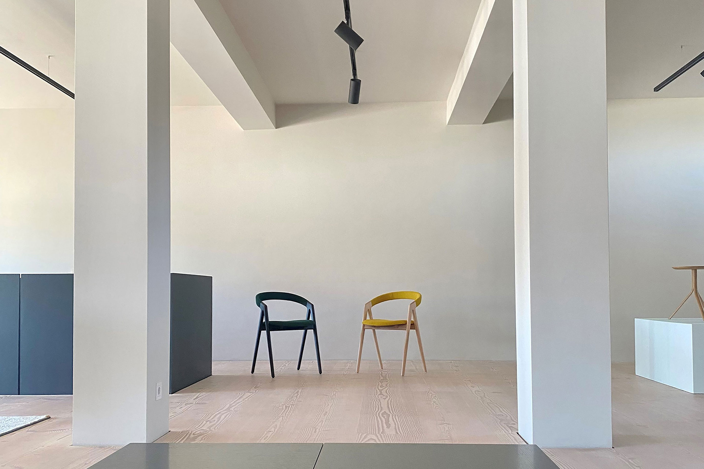 «Gris blanc» eignet sich für kleine Räume mit wenig Tageslicht. Es vergrössert visuell dunkle Räume und schafft Kontraste zu helleren Objekten. Hier zu sehen im Ausstellungsraum eines Möbelhändlers in Berlin.