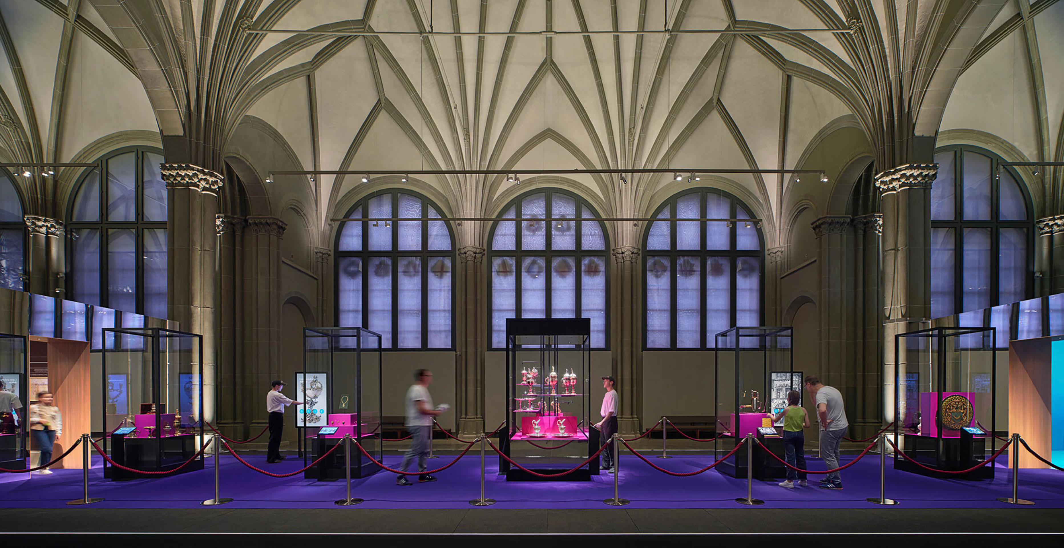 Die Szenografie der Ausstellung «Glänzendes Kunsthandwerk» im Landesmuseum inszeniert gleichermassen die Exponate wie die Ruhmeshalle.