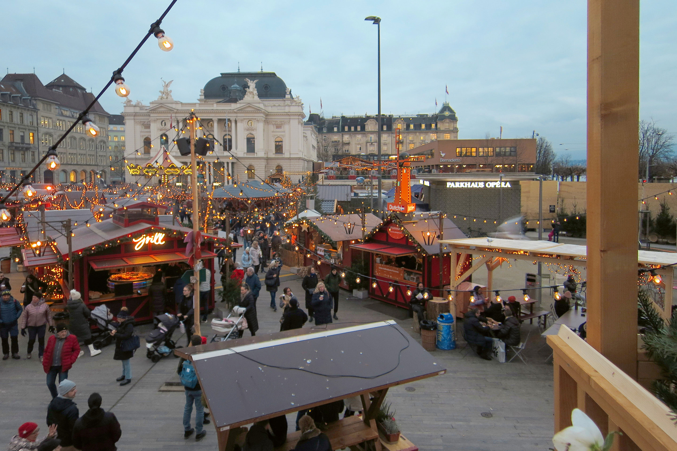 sechselaeutenplatz-zuerich-weihnachtsmarkt