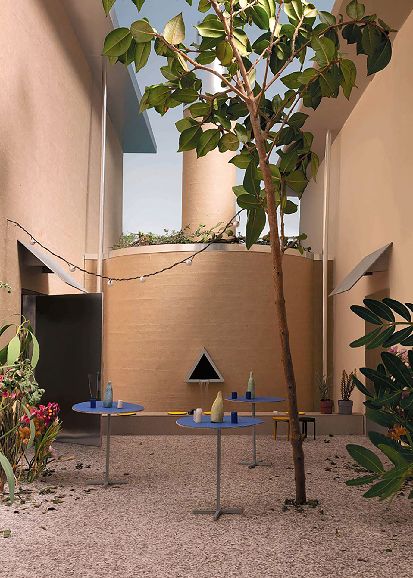 Zwischen dem Veranstaltungssaal und der neuen Erweiterung befindet sich ein kleiner Innenhof mit einem Rückhaltebrunnen. Anstatt ihn zu verstecken, wird der Abluftkamin als zentrales Element des Projekts behandelt.