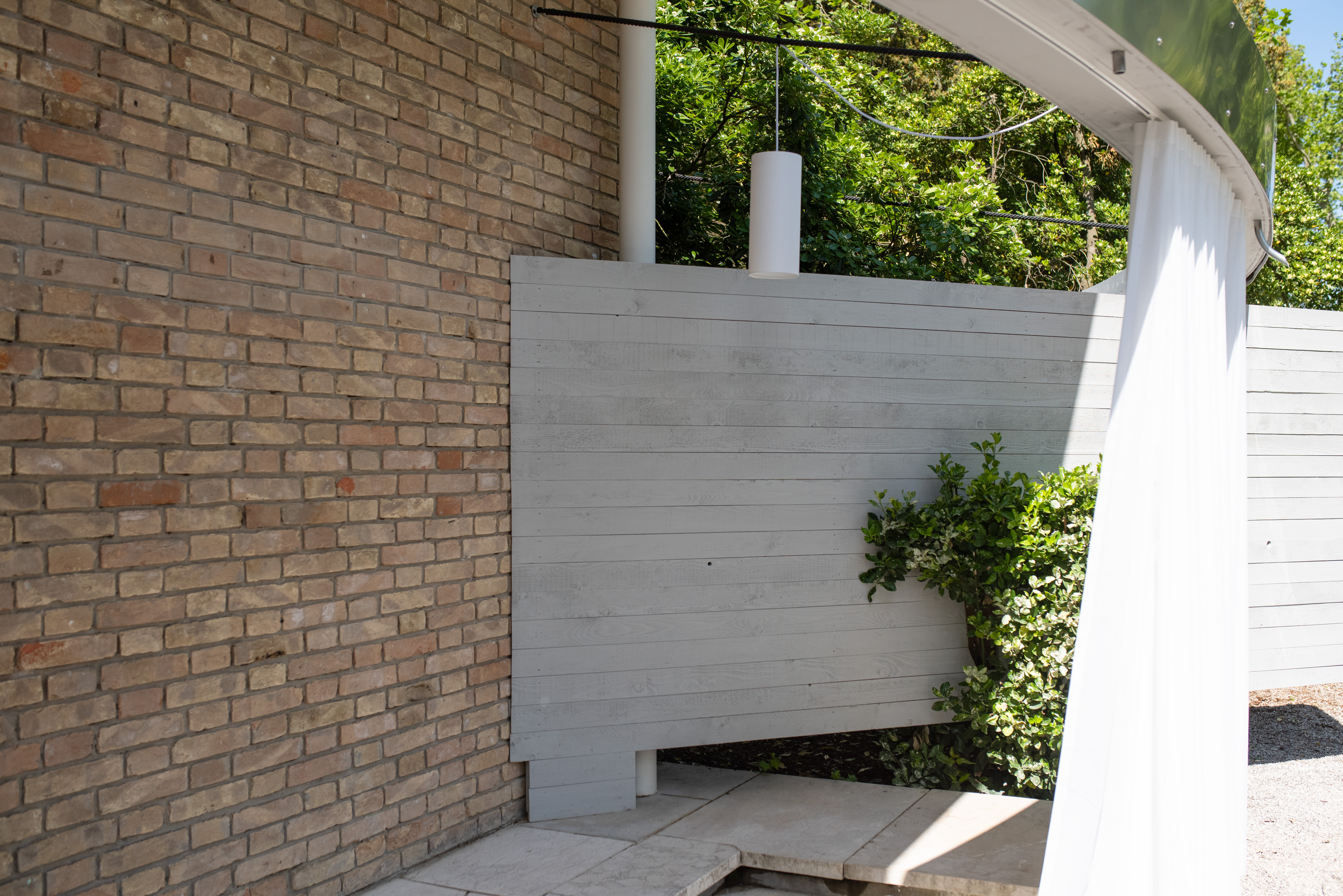 Von aussen sind einzelne Fragmente der Kunsthalle sichtbar, aber die Überlagerung der Strukturen ist noch nicht spürbar.