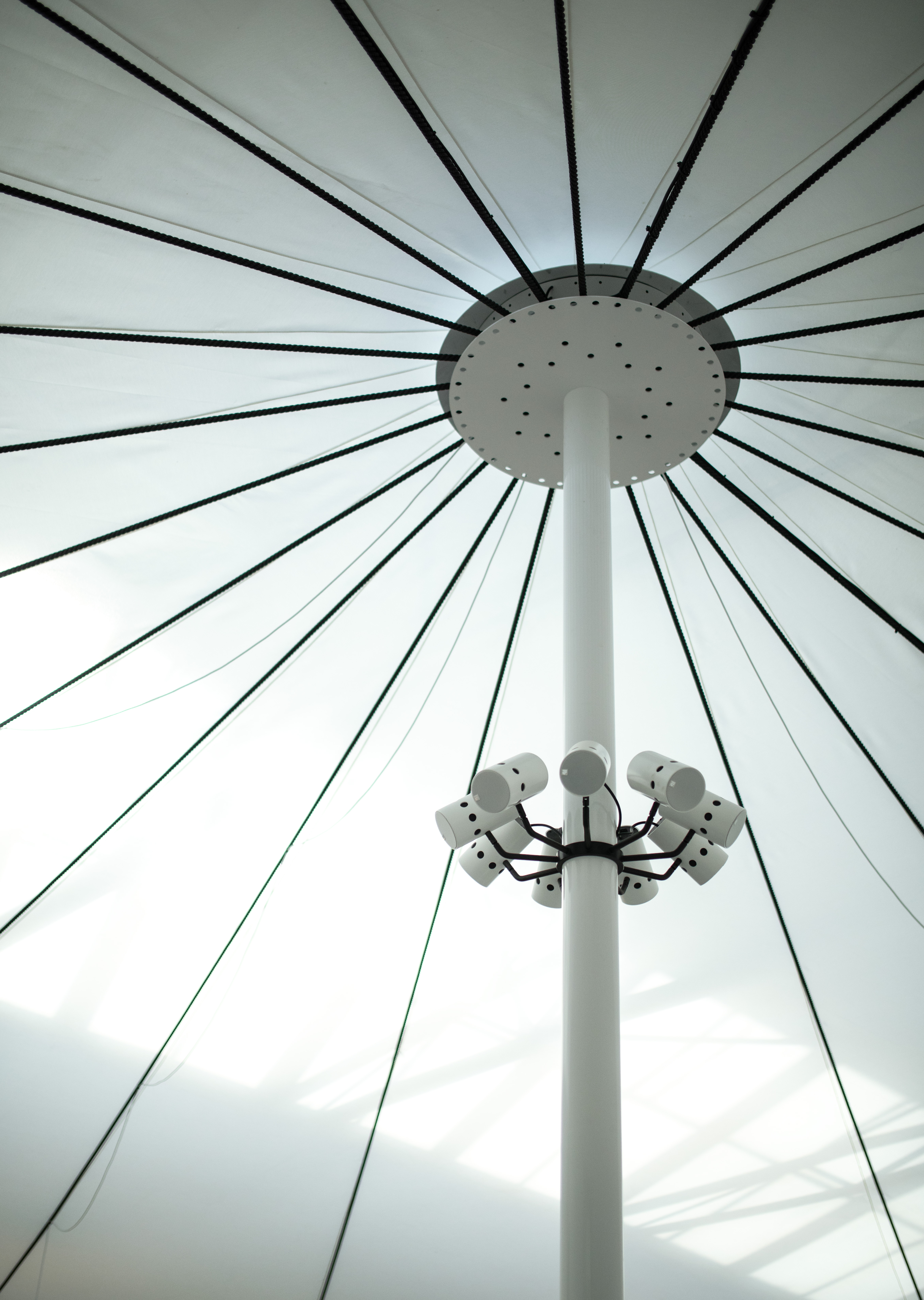 An der Zeltkonstruktion sind Lautsprecher mit einer Klanginstallation der Künstlerin Axelle Stiefel angebracht.