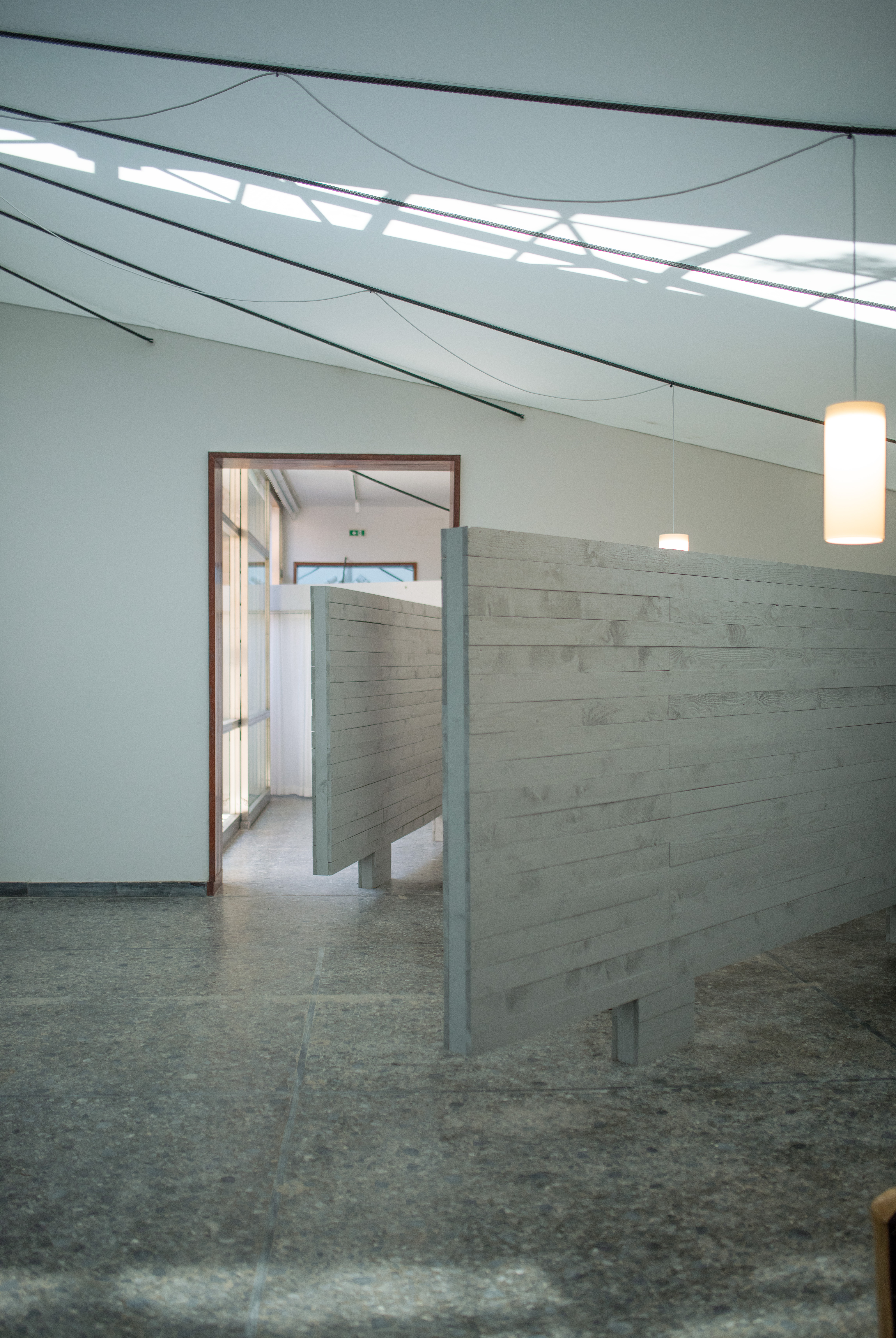 Im Inneren sind die räumlichen Überlagerungen an den Kollisionspunkten und durch Licht-Schatten Abdrücke erlebbar.