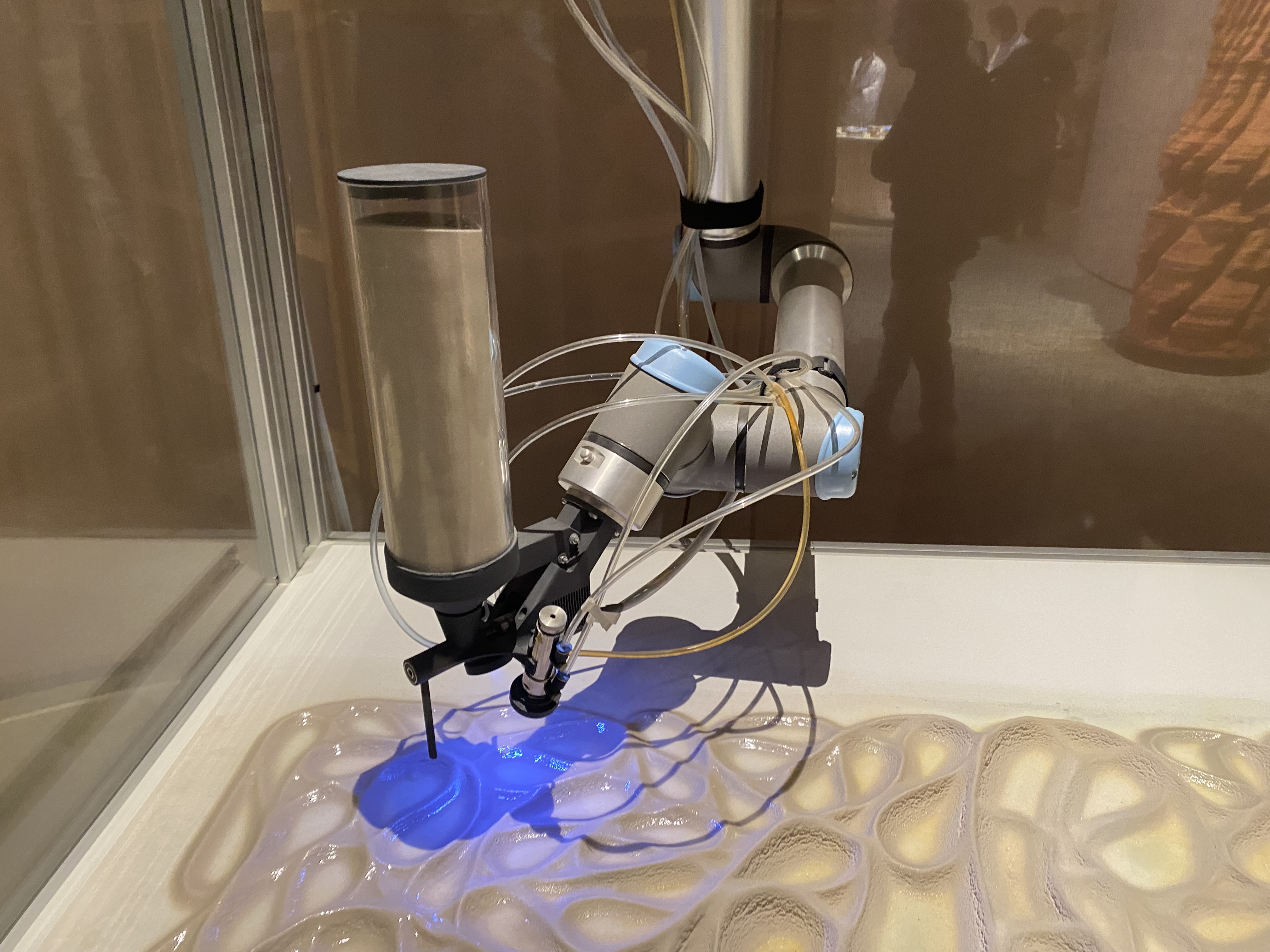 Roboter druckt biobasierten Baustoff