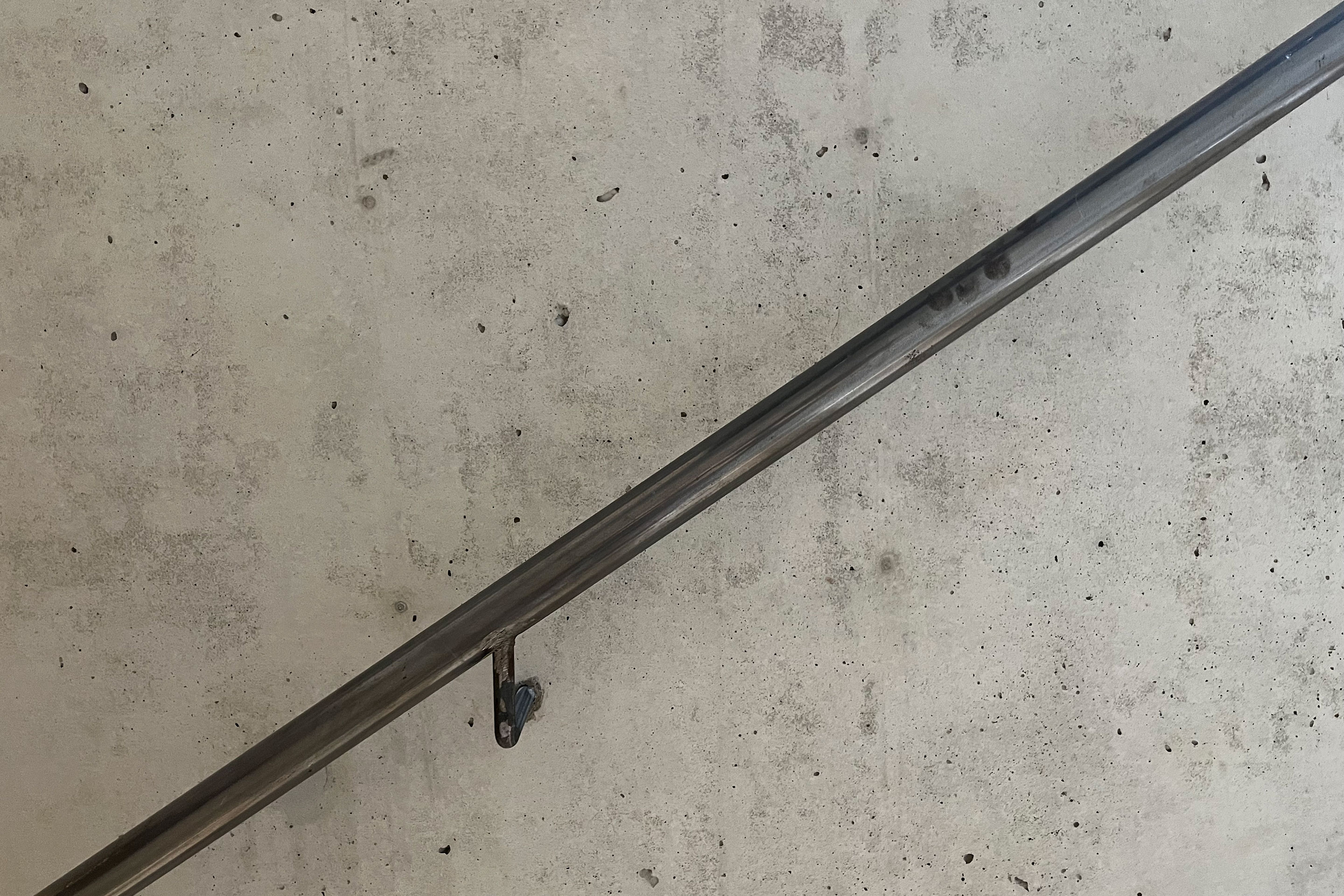 Die GeländLes garde-corps en tubes ronds ont reçu, dès le premier jour d'utilisation, une protection contre l'oxydation qui préserve la patine due au contact.