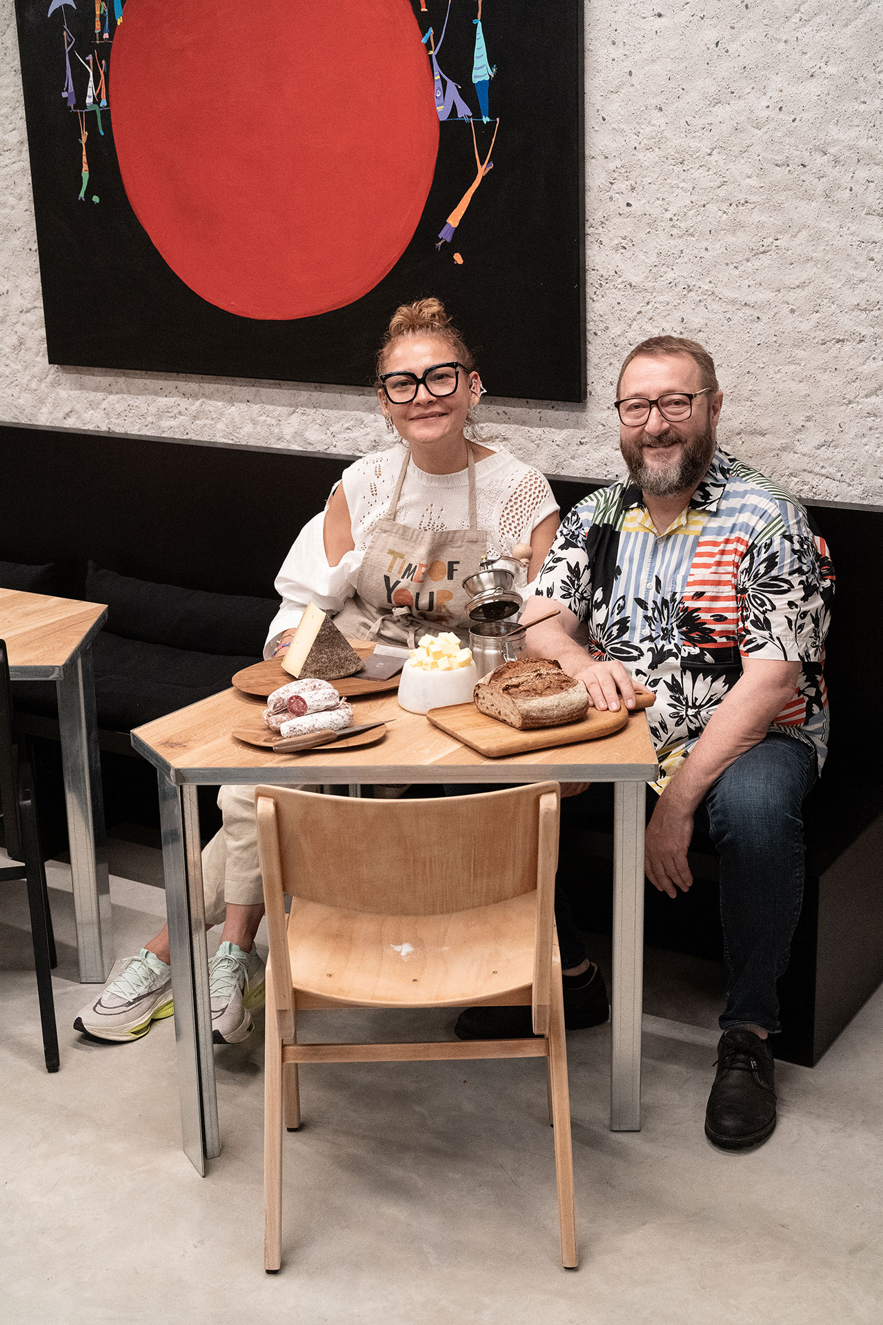 Les hôtes dans le salon. Les tables pentagonales peuvent être combinées ou assemblées pour former un grand cristal. Elles sont fabriquées à partir de matériaux naturels résistants au vieillissement et nécessitant peu d'entretien.