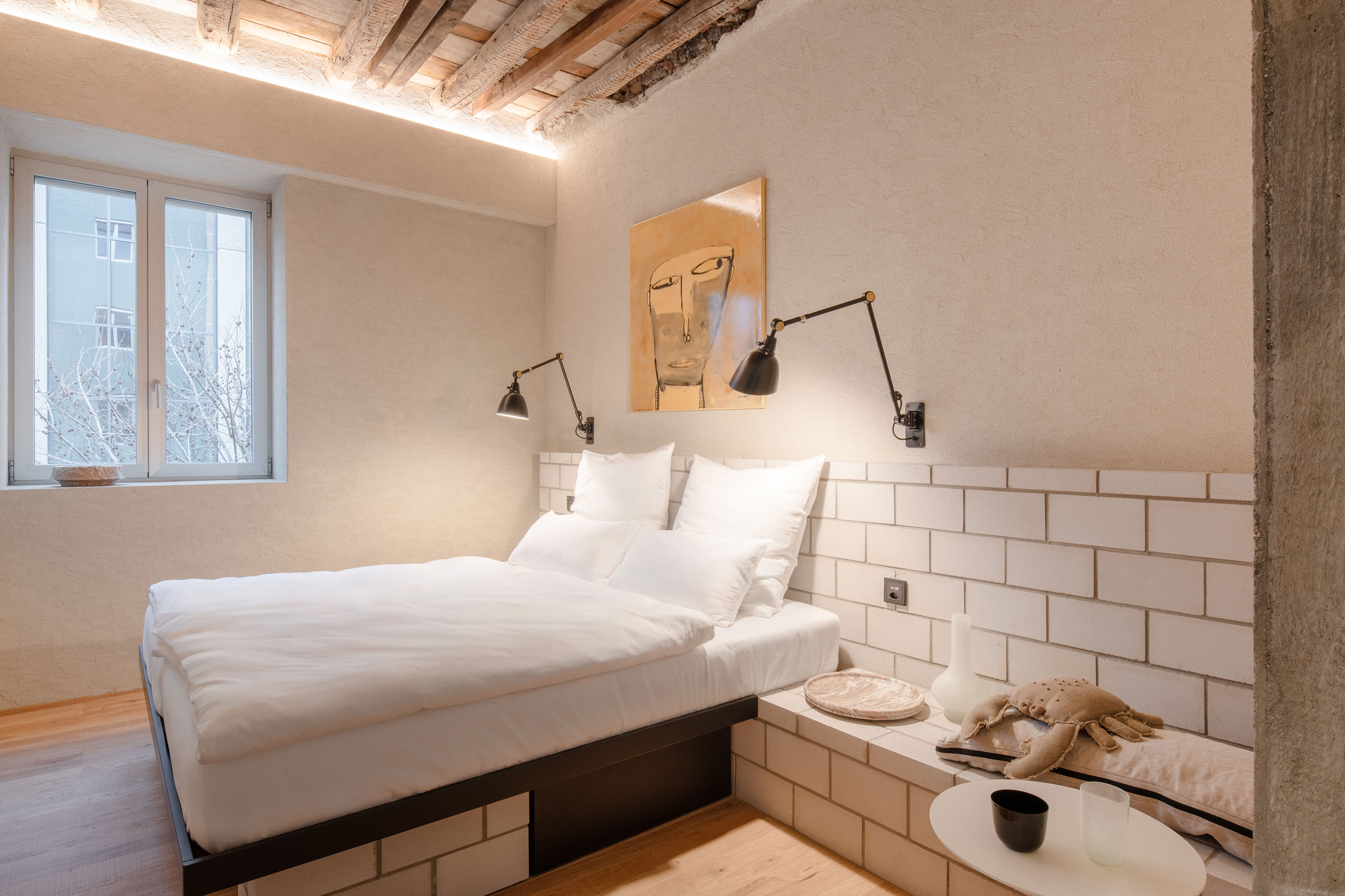 Le plafond à poutres apparentes n'est plus porteur, mais rappelle l'aspect ancien de la maison.