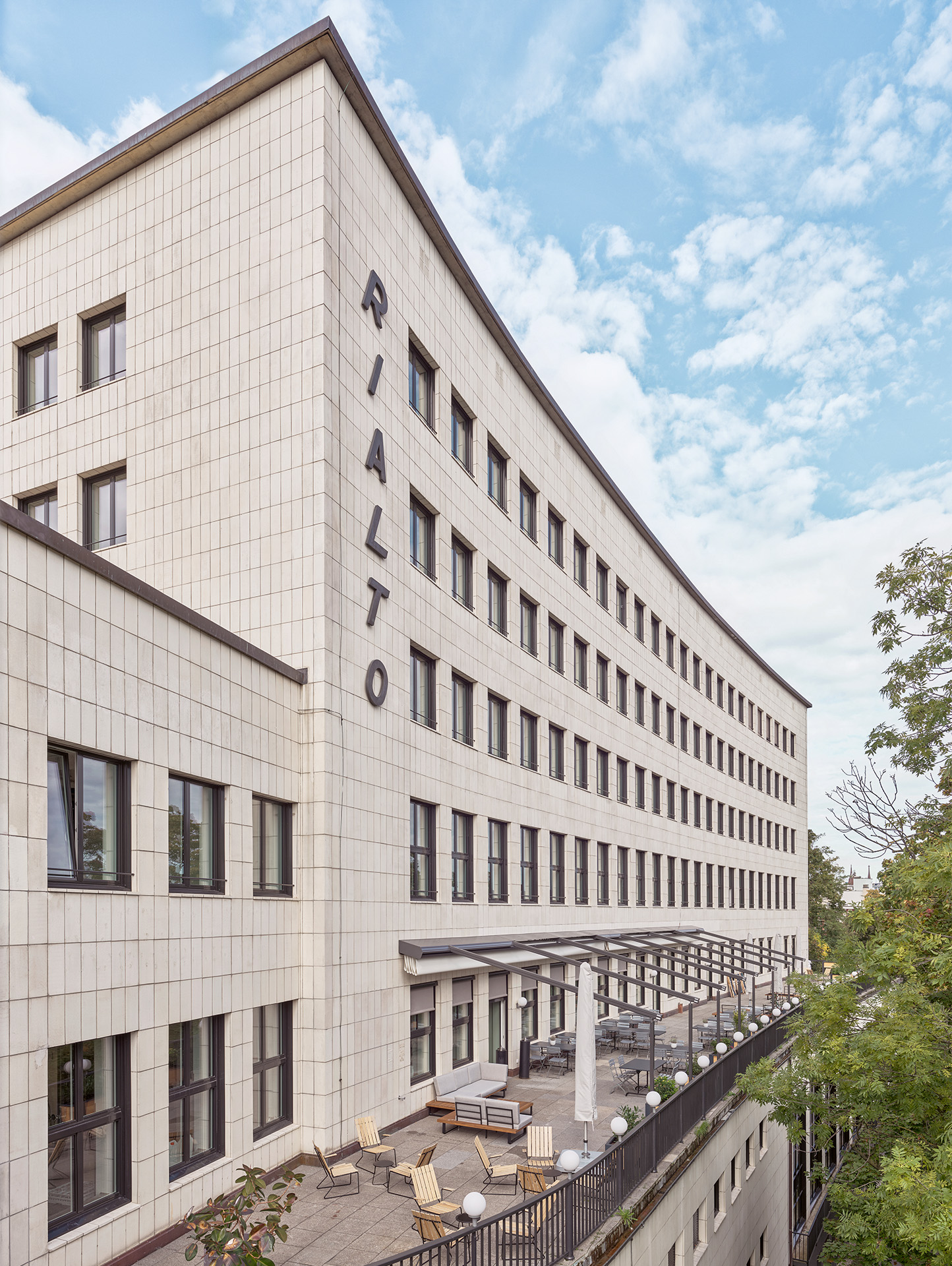 Das Hallenbad Rialto von Aussen mit Schriftzug