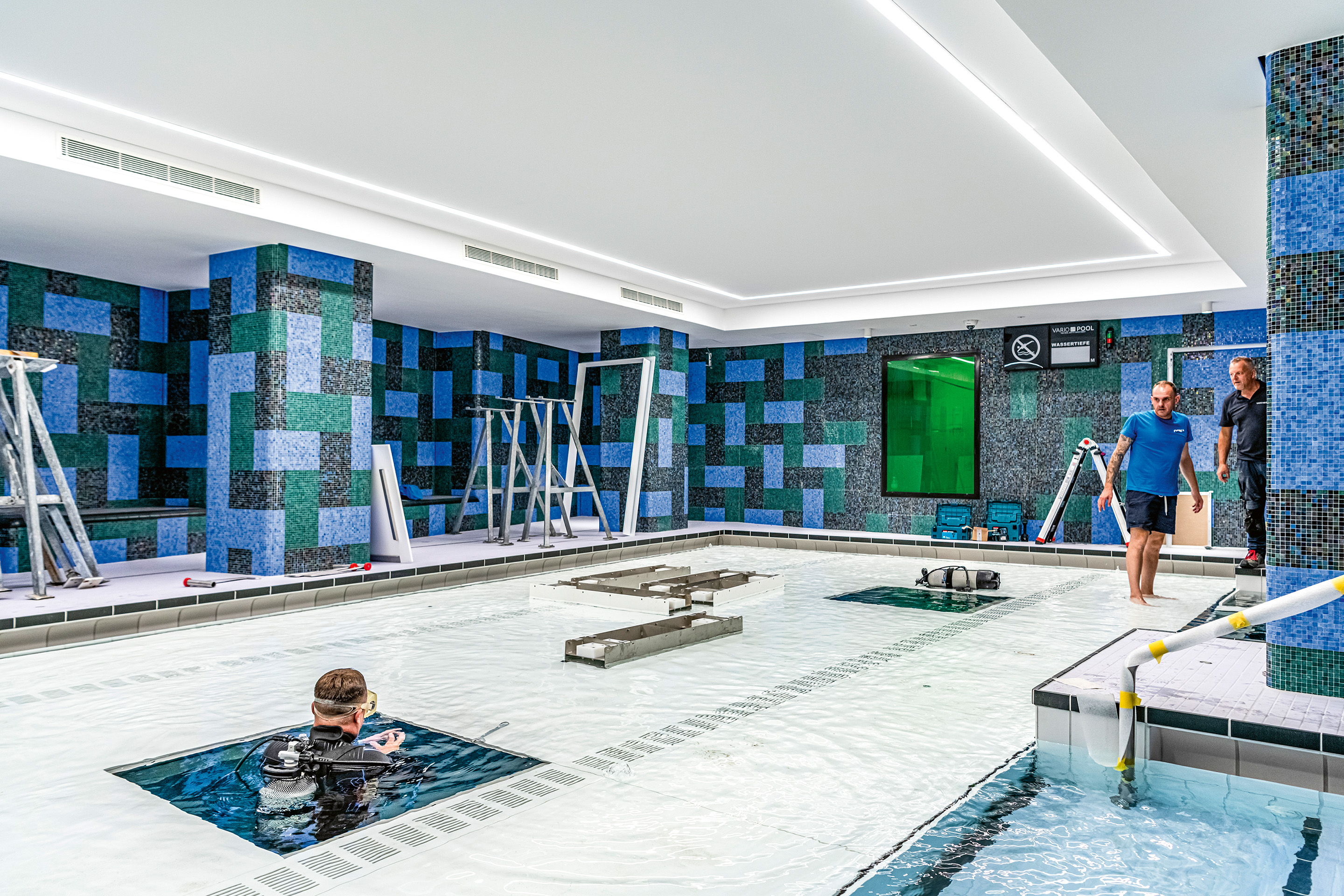 Taucher bauen den Hubboden im Lehrschwimmbecken ein