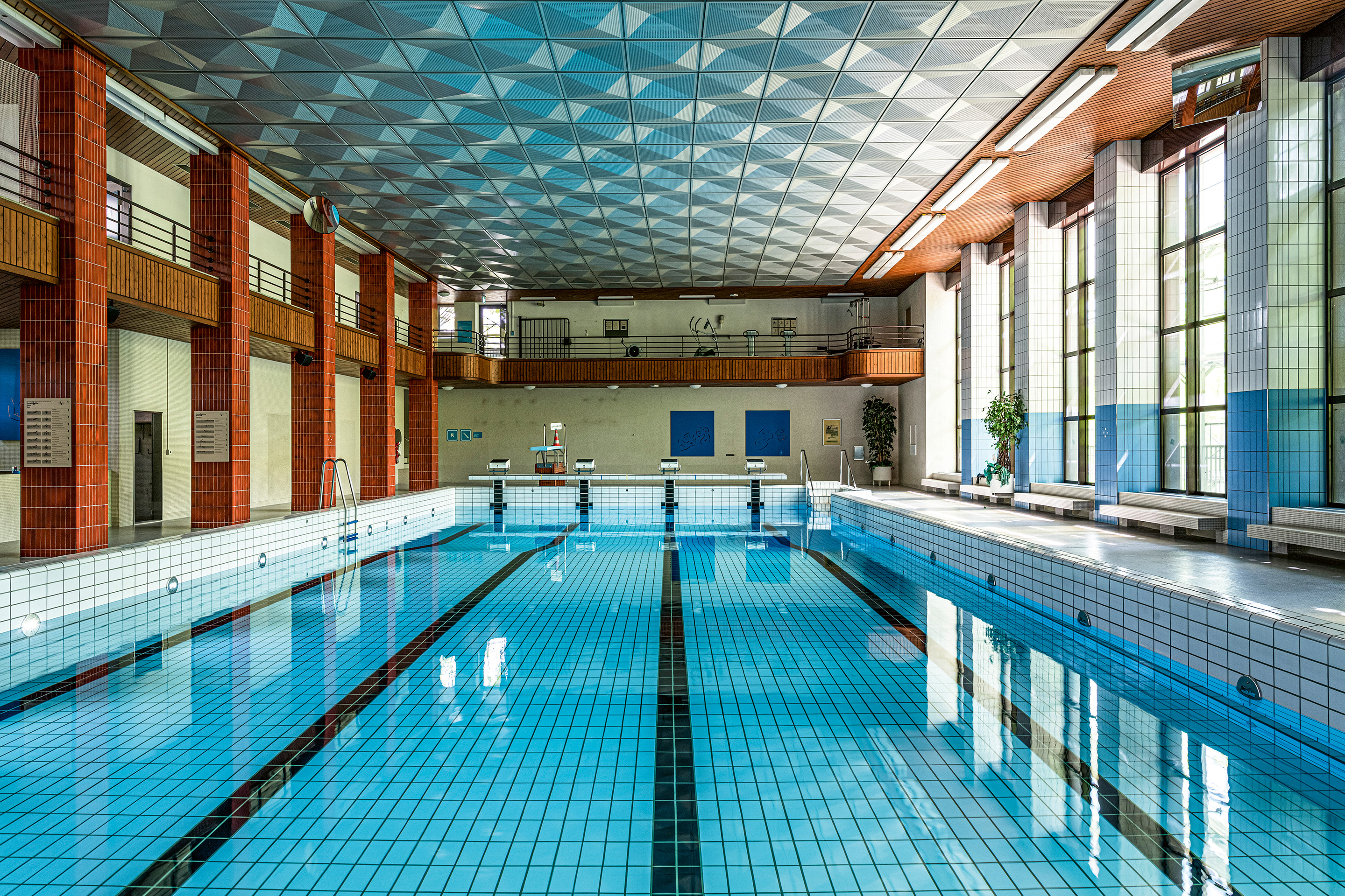 Das Schwimmbad in der Farbwelt der 1970er-Jahre