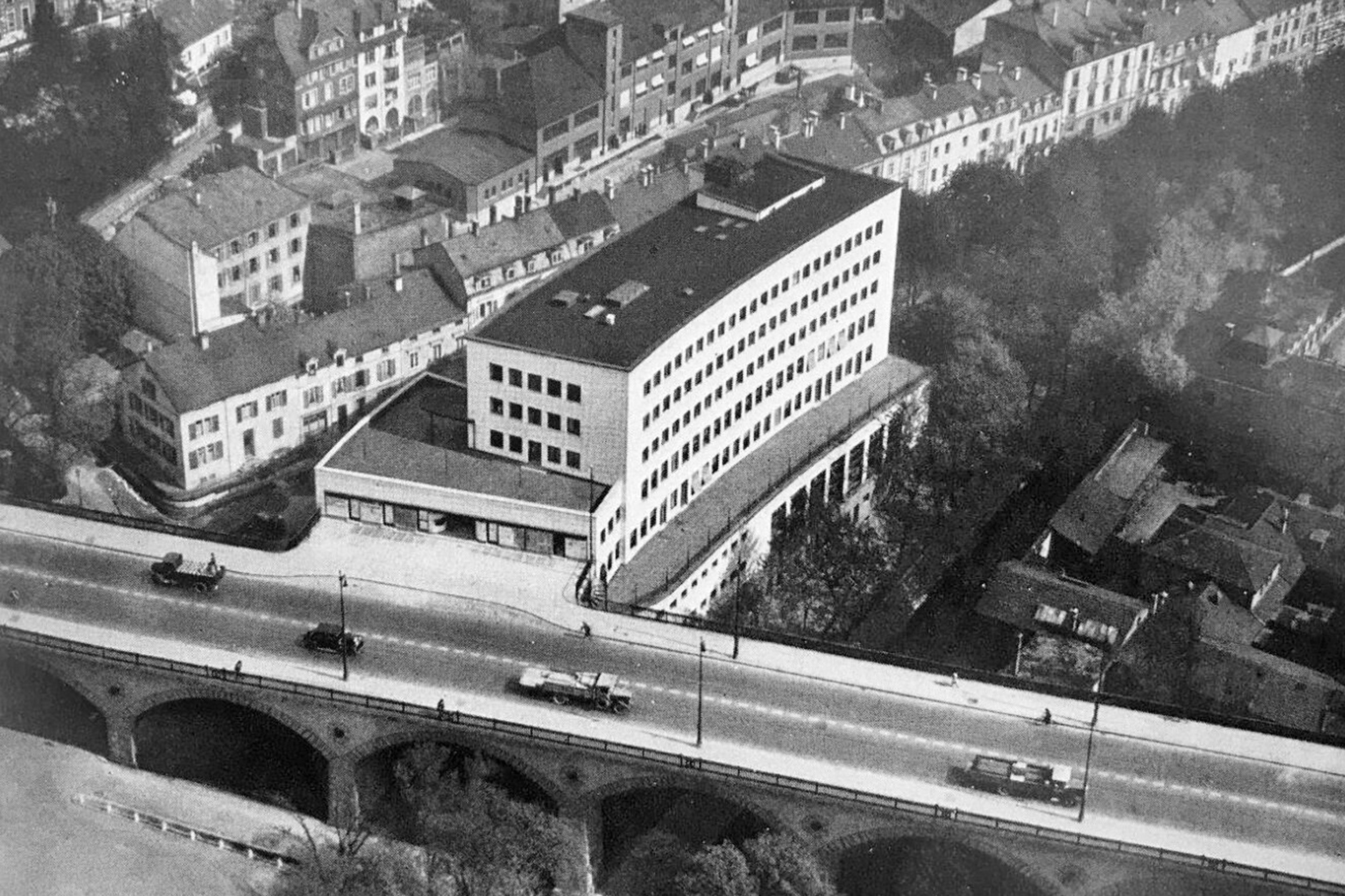 Historische Luftaufnahme des Hallenbads Rialto