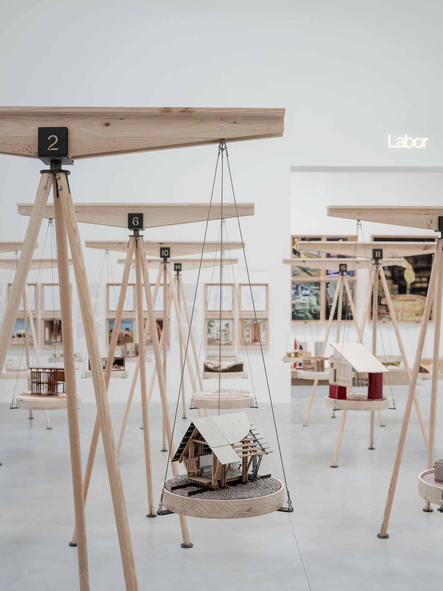 Mit eleganten Konstruktionen und der Schönheit natürlicher Materialien zeigen die 16 Projekte die hohe Qualität der zeitgenössischen spanischen Architektur.